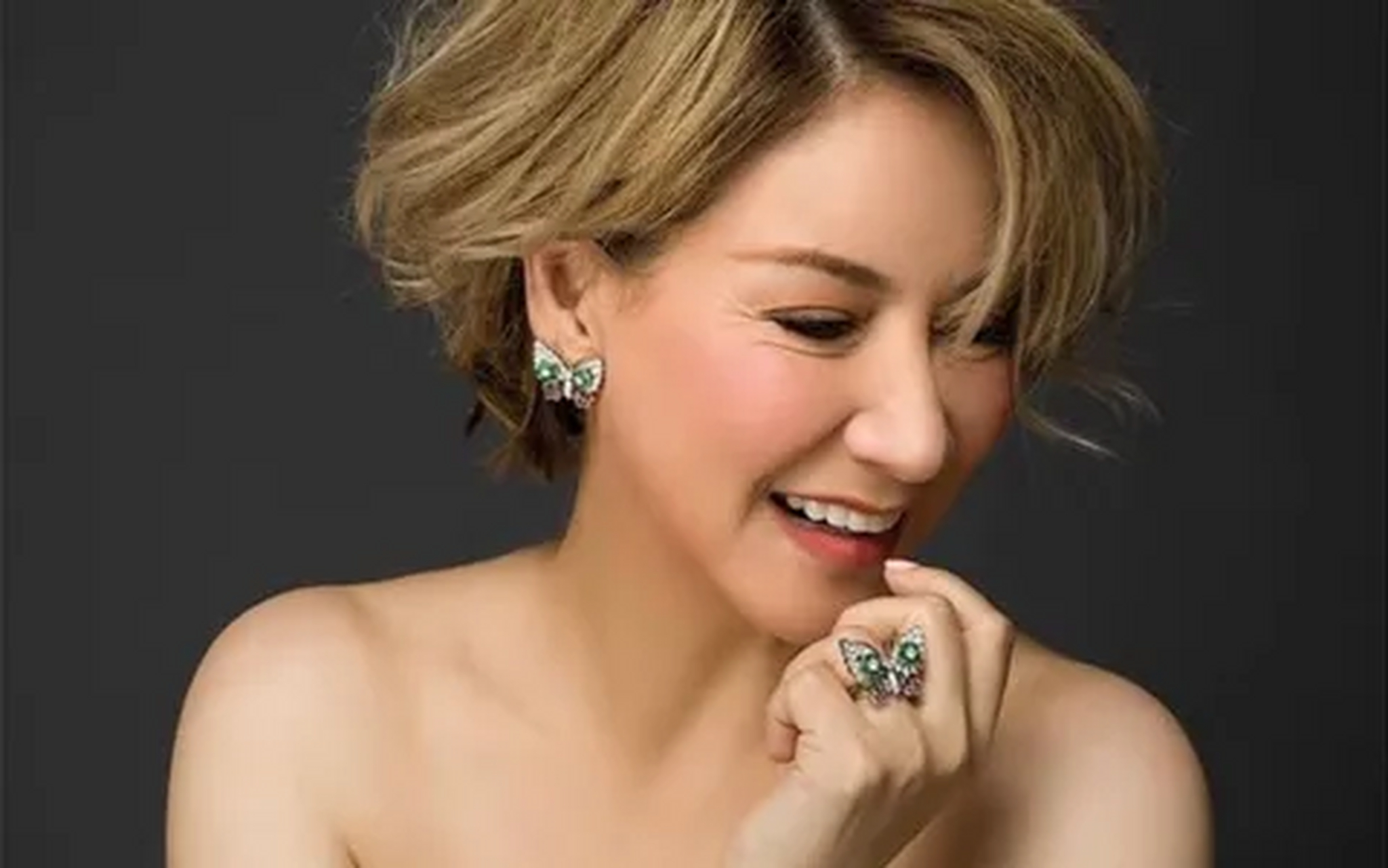 1983年,甄妮丈夫傅声因车祸身亡,看到她恢复单身后,很多富豪争着要