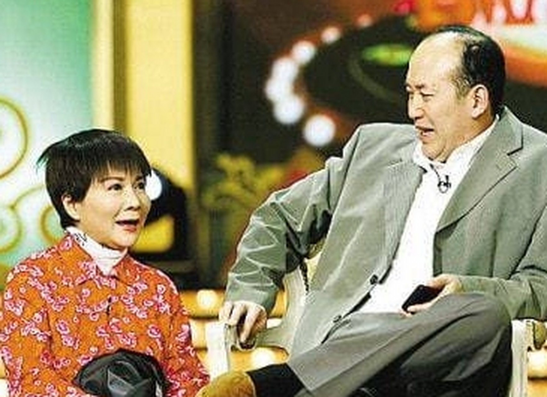 那年,蔡明和郭达交往密切,结果传出了绯闻,蔡明的丈夫警告她:"不要再