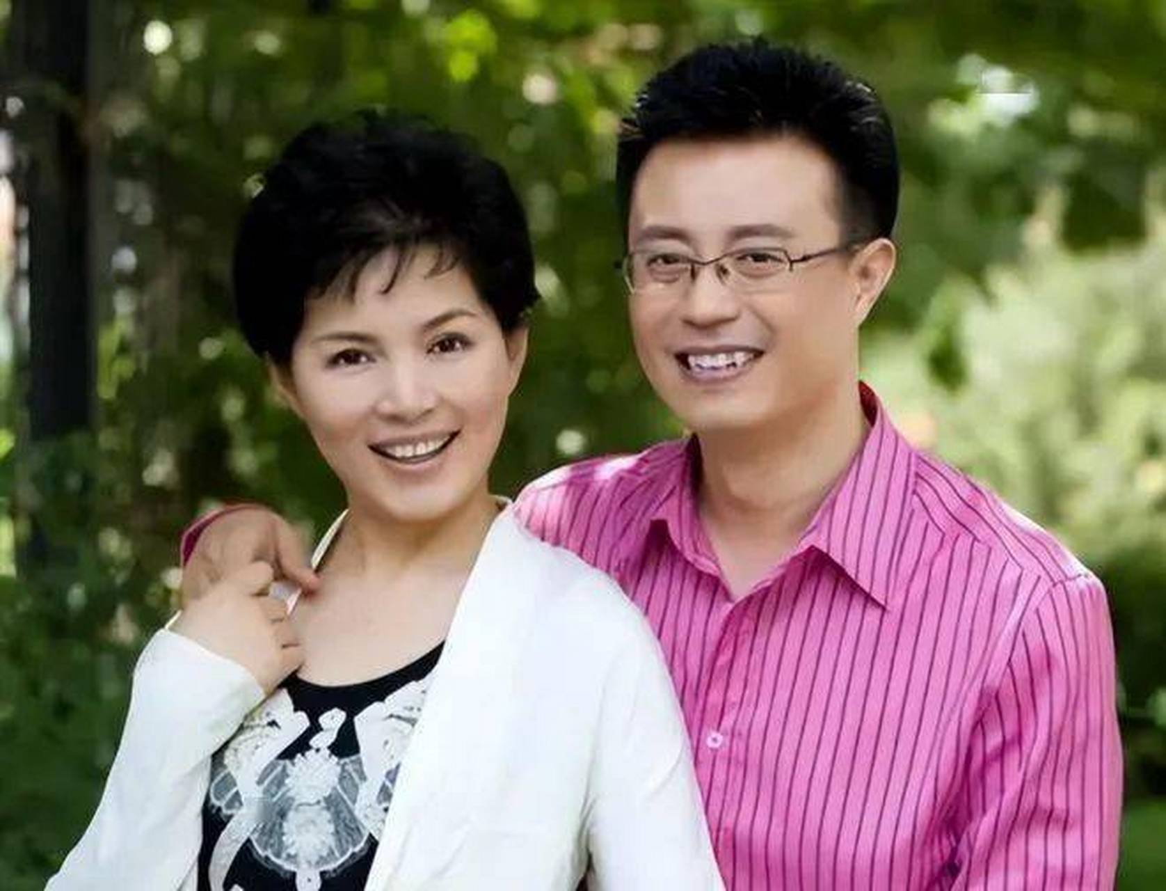 "白燕升听完沉默了一会儿,生气地怼道:"既然婚都结了,你休想离开我!