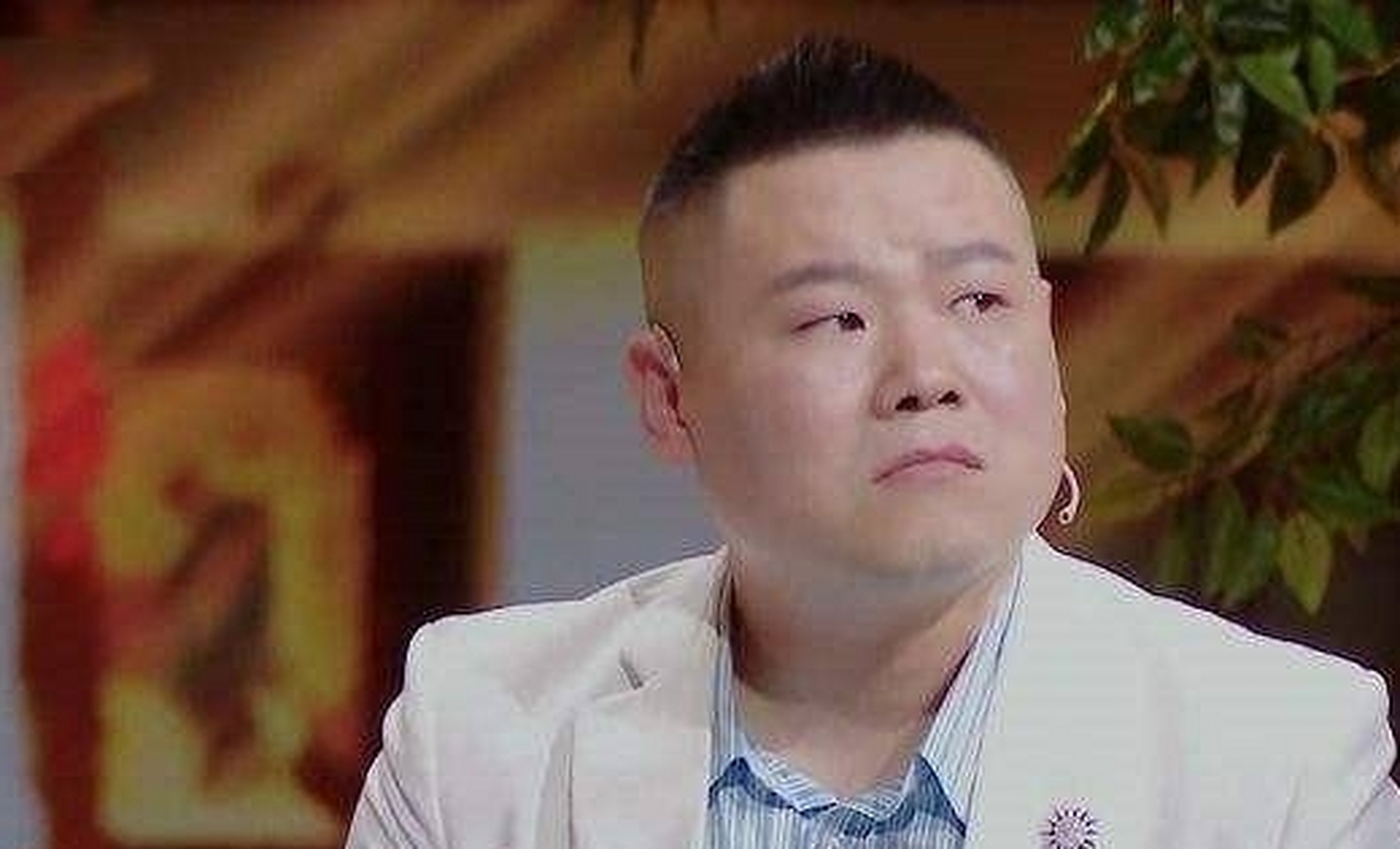 有一次,主持人问身价上亿的岳云鹏:"你给5个姐姐都买了房子,为什么