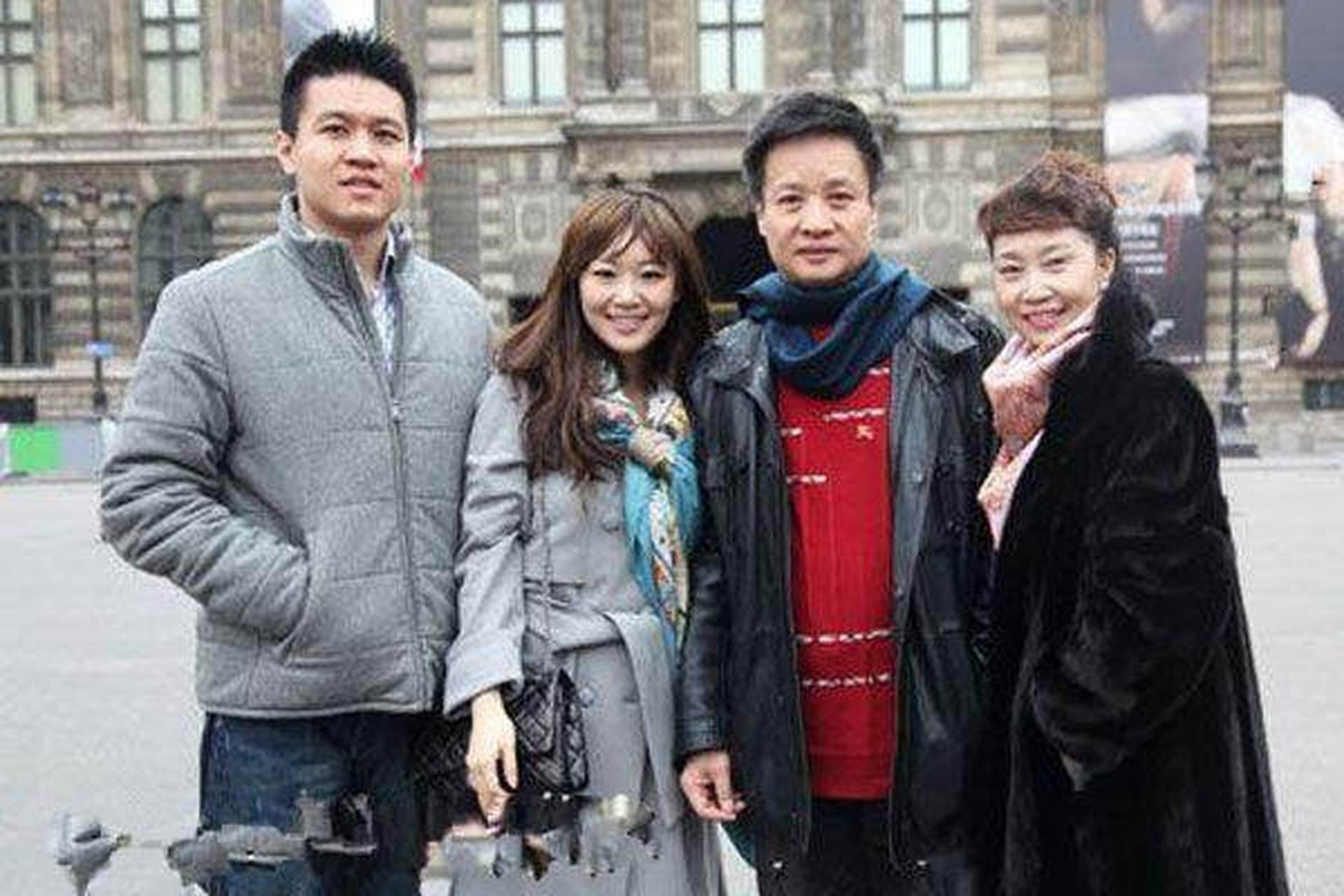 歌唱家阎维文被问道:"你与外交部长亲家是如何相处的?都聊些什么呢?