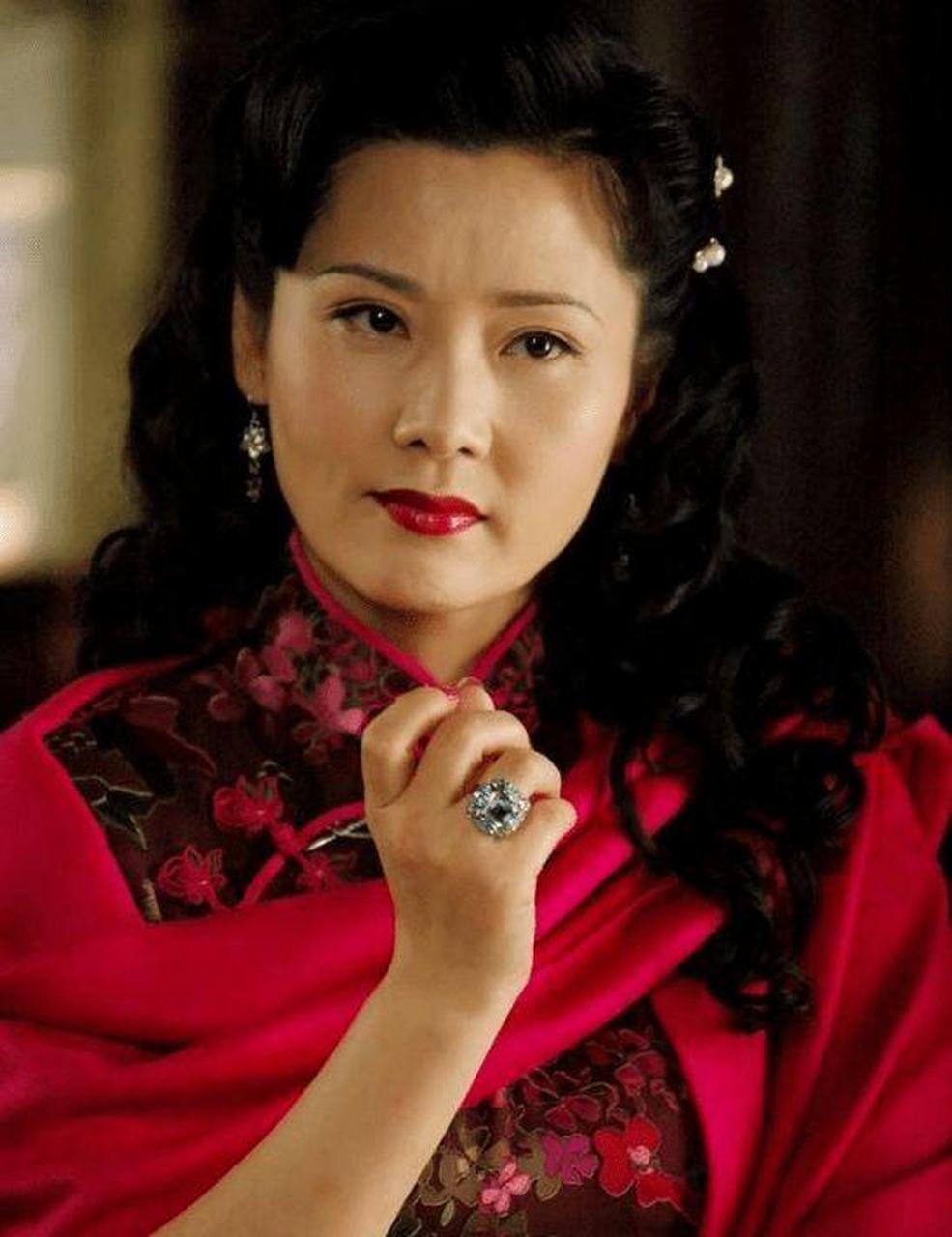 2000年 ,《大宅门》拍摄现场 ,何赛飞突然走到陈宝国面前 ,冷不丁地就