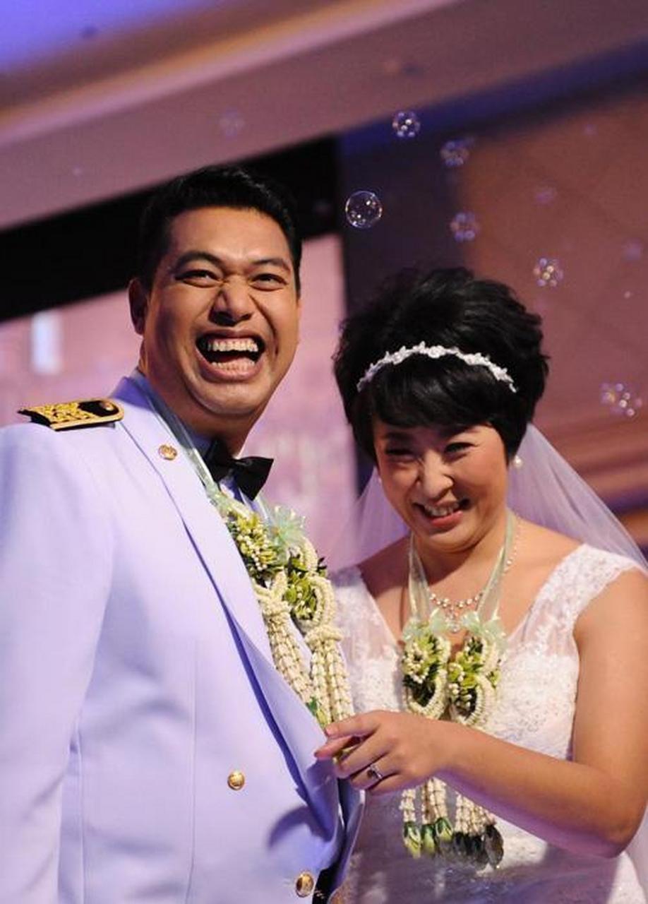 那年,冯坤领泰国男友加提蓬认门,看到体壮如牛的加提蓬,冯妈妈直摇头