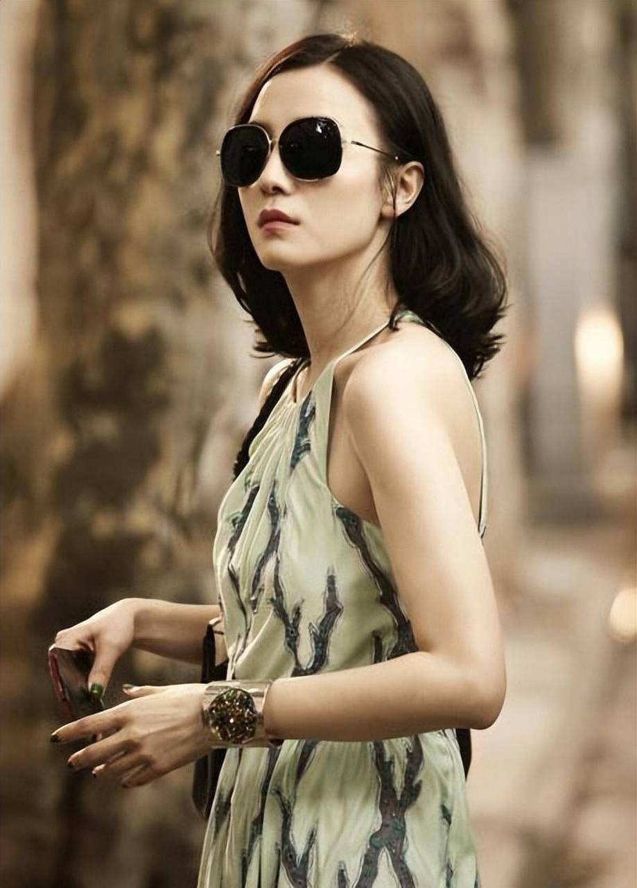 2007年,27岁的宋佳爱上50岁的已婚导演张黎,为了娶到小宋佳,张黎和