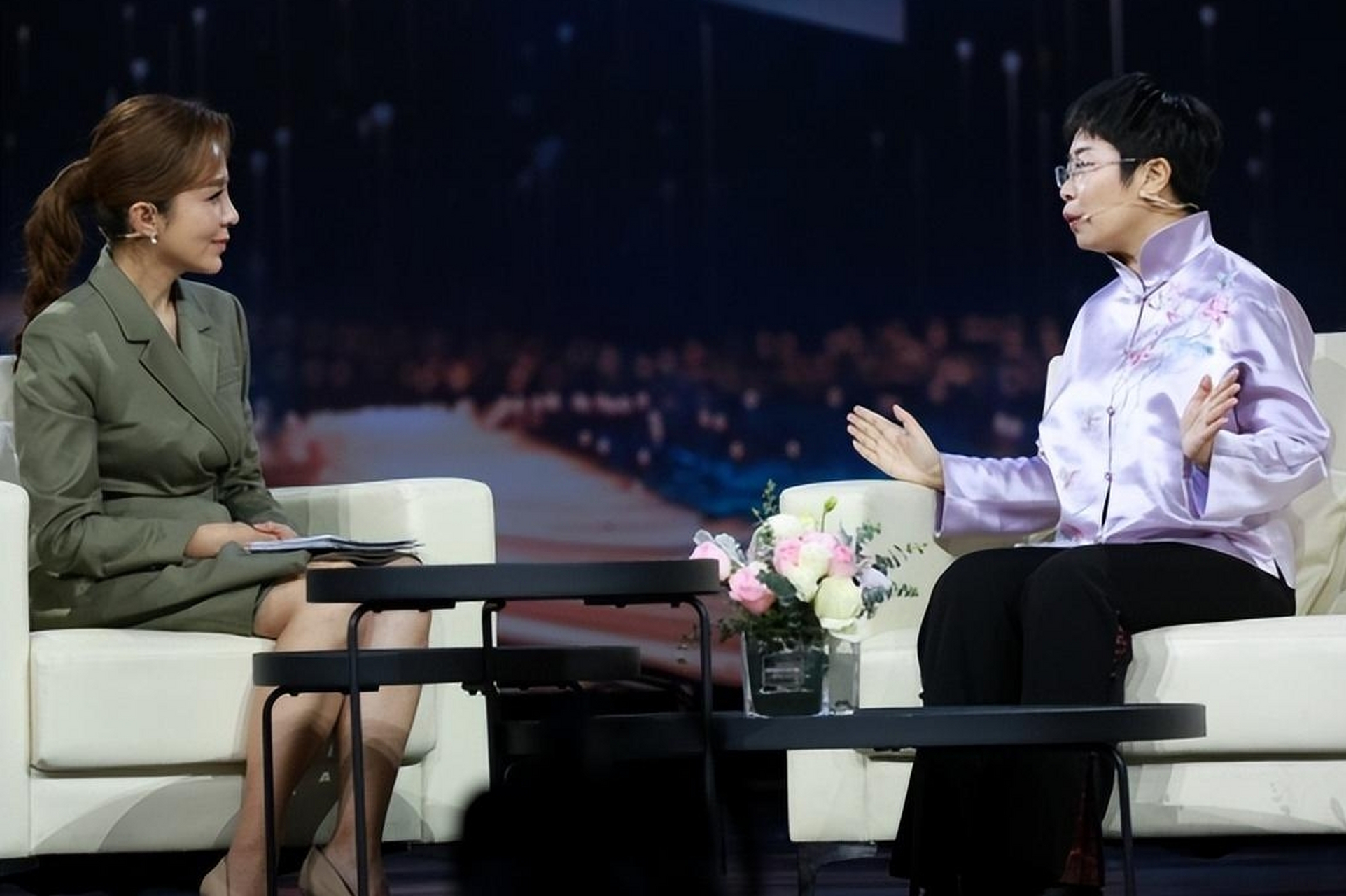 北大才女蒙曼如今48岁依然单身,朱讯问她:"你最想嫁的男人是谁?