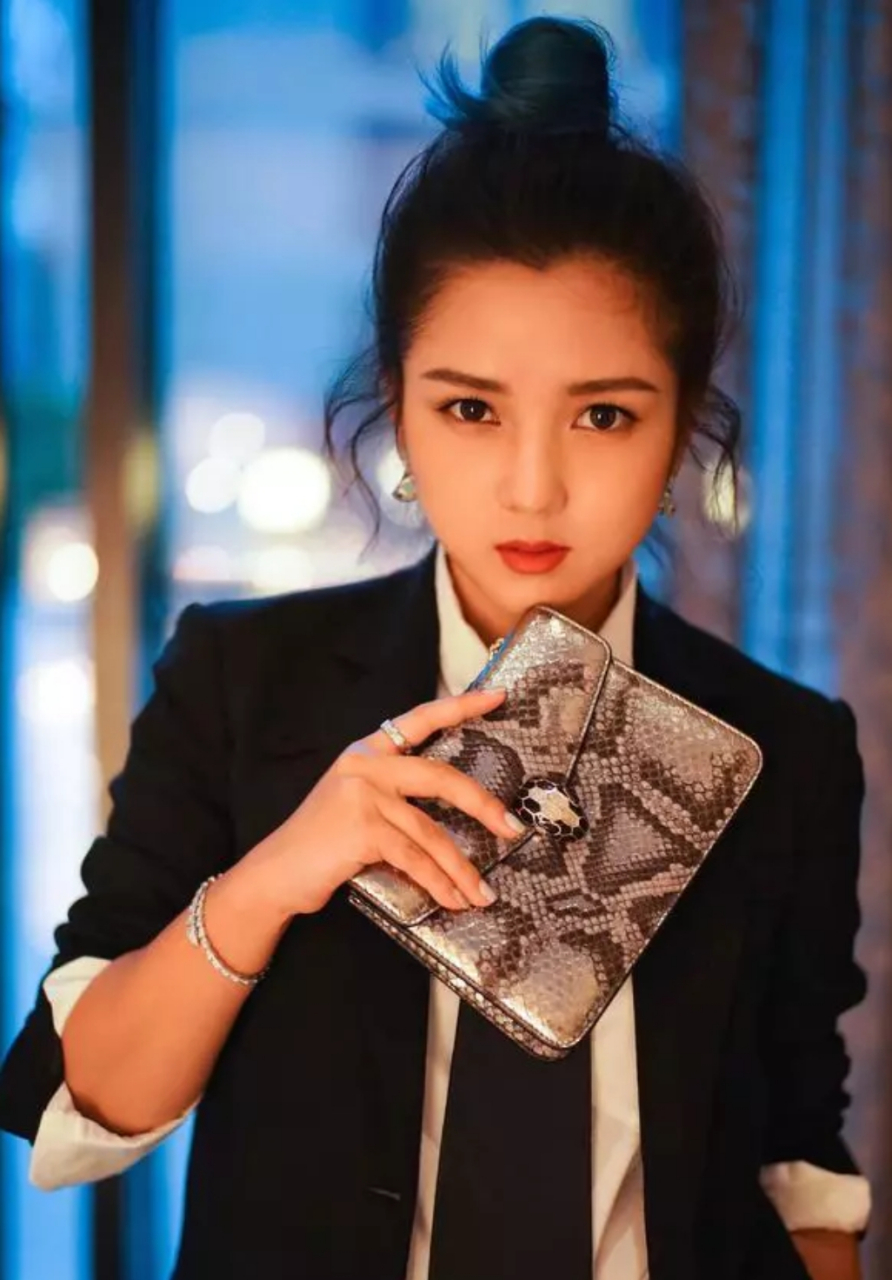 2016年,赫子铭出差提前回家本想给老婆何洁一个惊喜,哪知回到家中发现