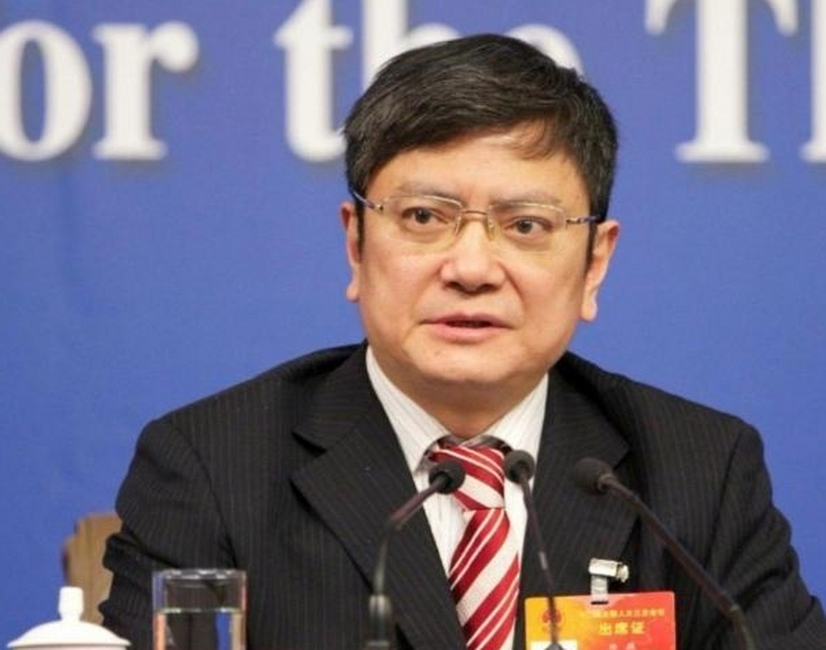 大学校长郑强到食堂吃饭,同学们看到后都亲切的和他