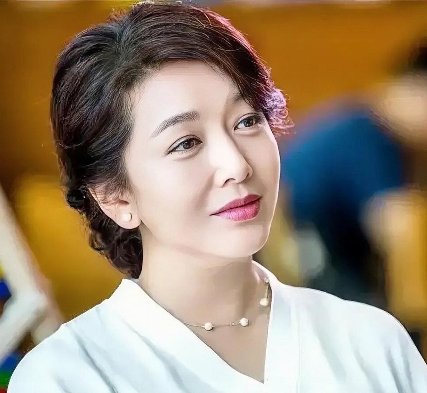 当年,30岁的靳东爱上了39岁的江珊,江珊婉拒说:"小东啊,姐比你大那么