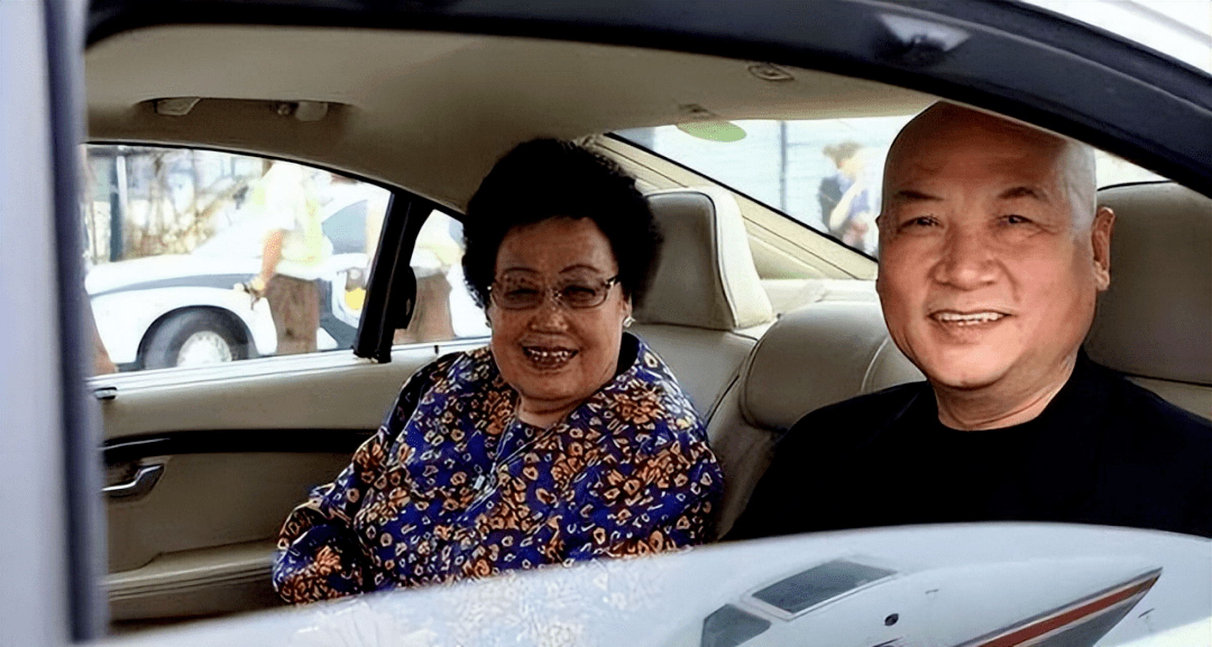 " 02 一天夜里,迟重瑞向陈丽华撒娇,因为