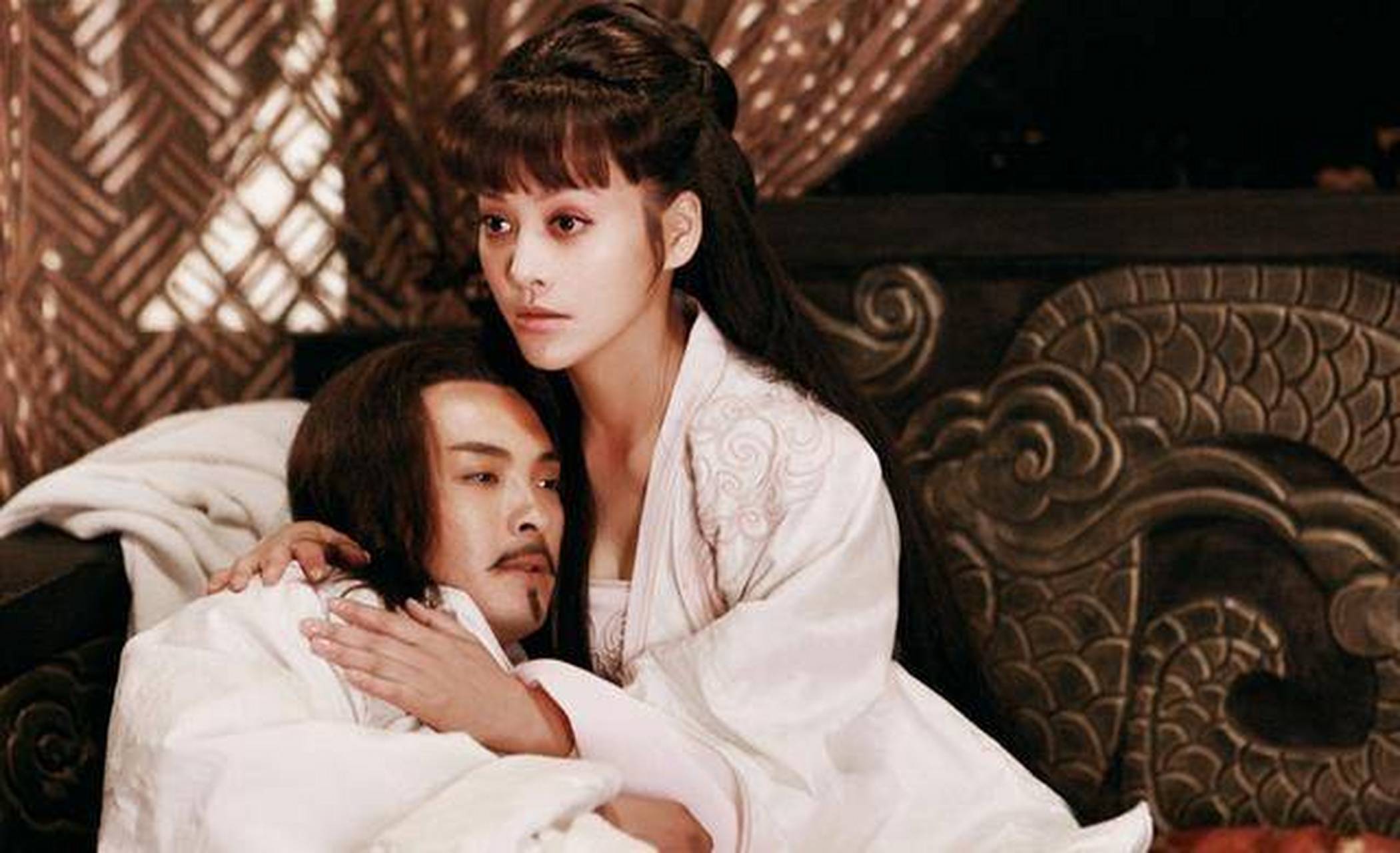 2012年有一次,宁静跟导演丁黑抱怨:"富大龙个子不太高,面相比较嫩