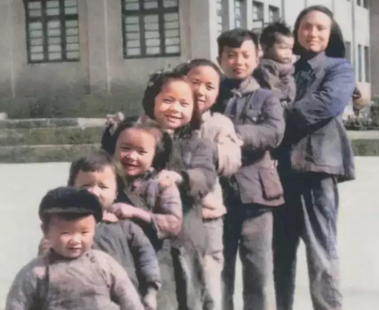 1955年,任正非的童年照,照片中最后一位站立的小男孩就是他,当时他与