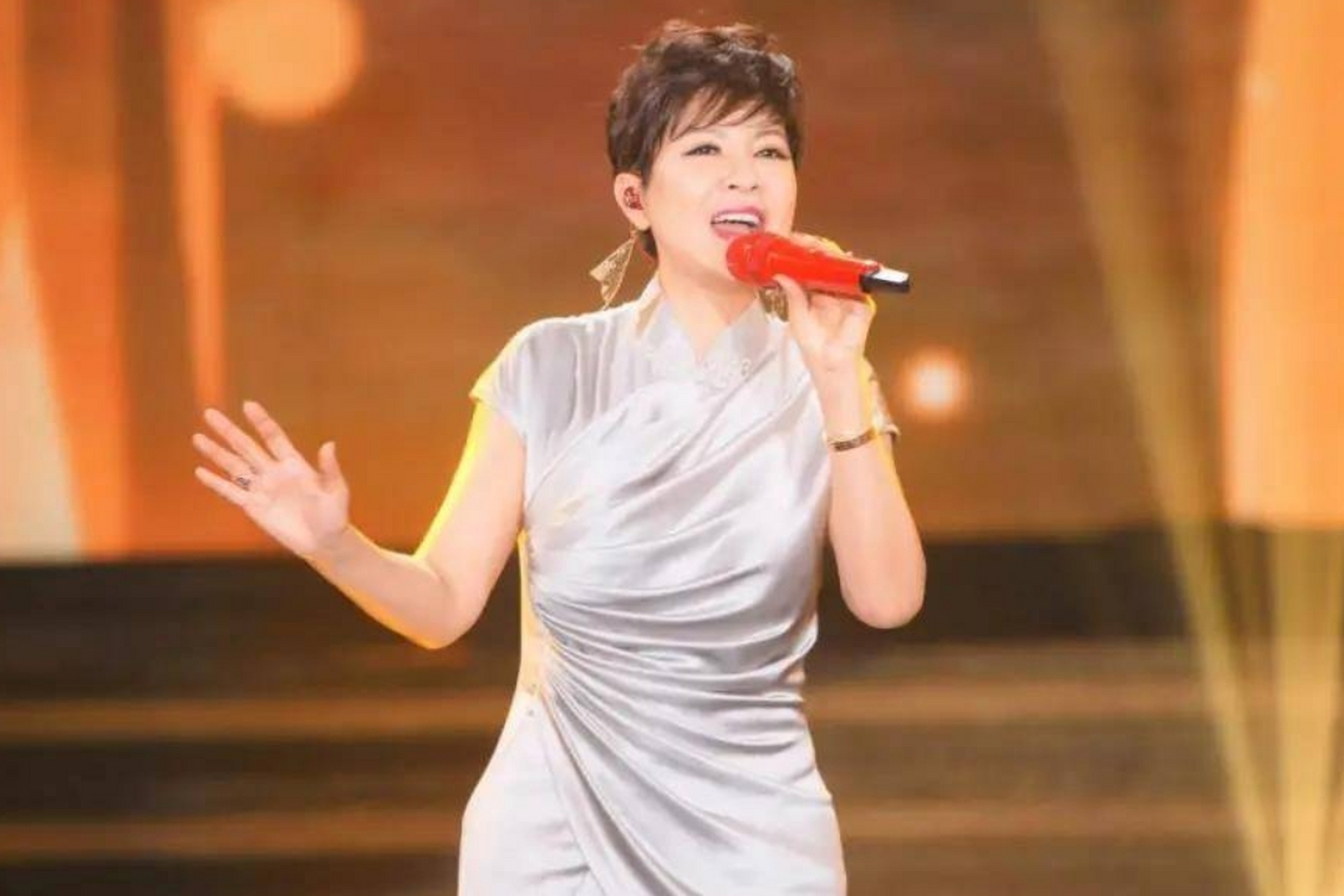 她曾经9次登上春晚,火遍大江南北,老公婚后出轨,与老外同居被骗,40岁