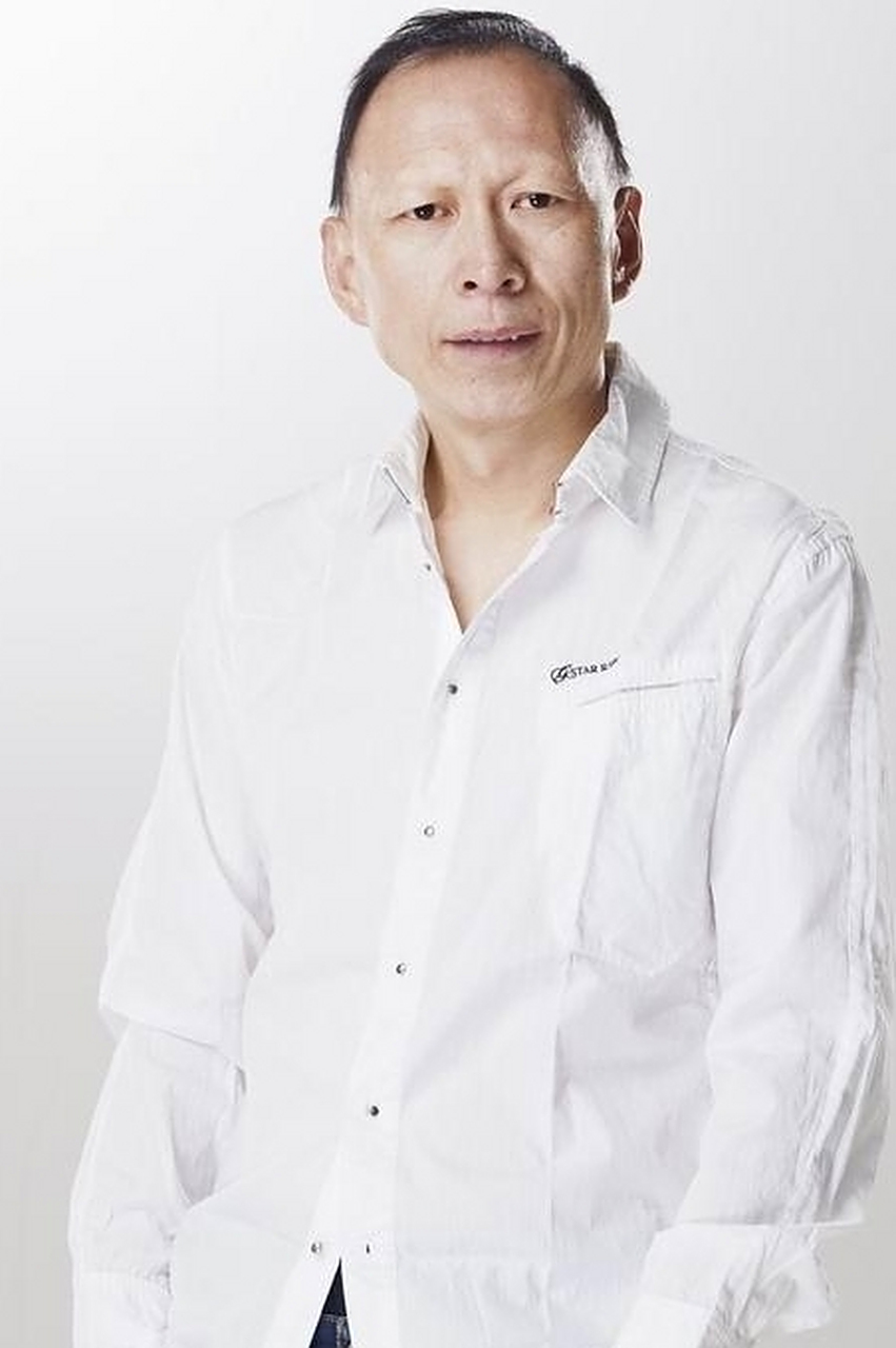 一次,演员李明去坐出租车,出租车司机皱着眉头问他:"你是干什么的?