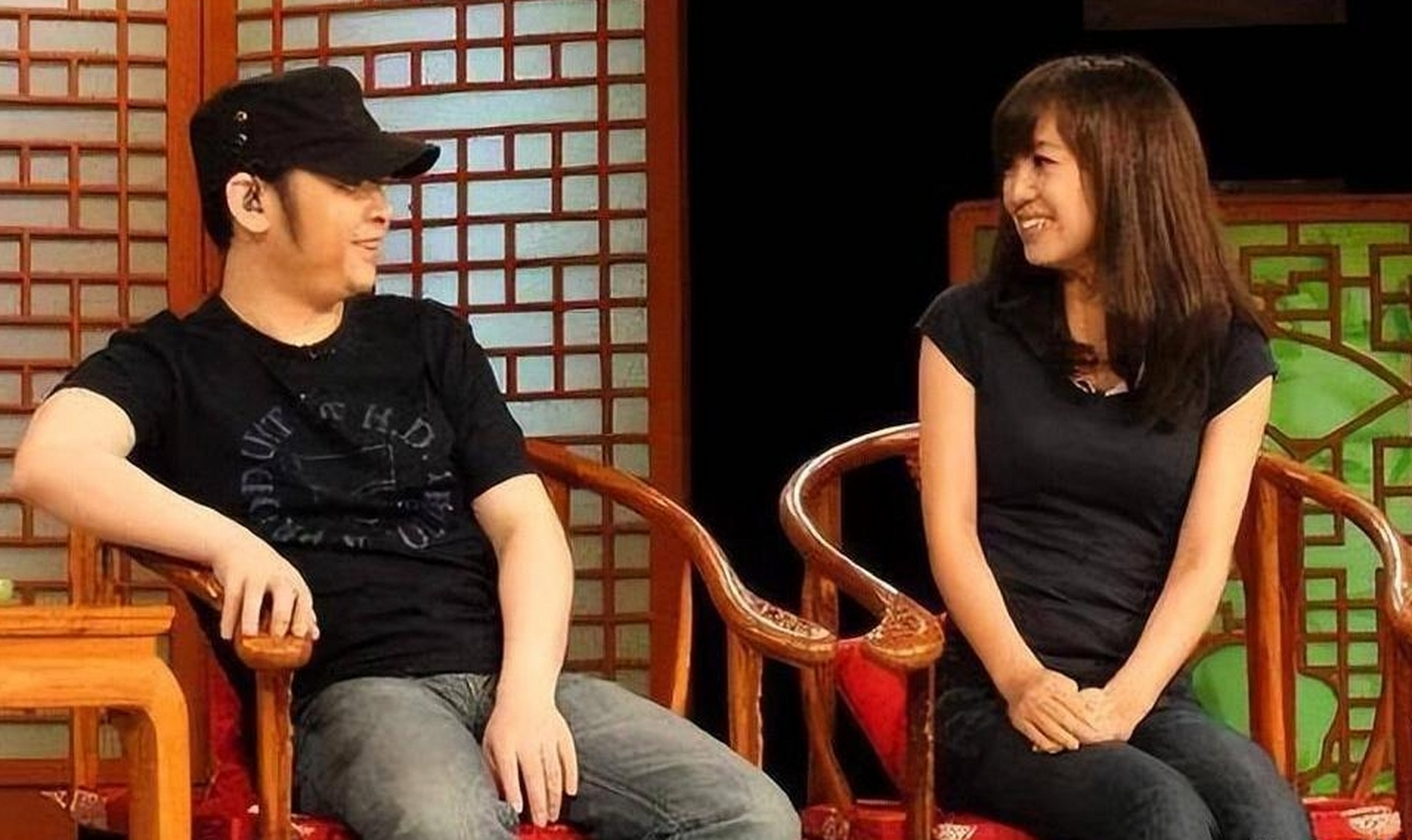 那年,刀郎的妻子杨娜生下女儿才40天,就丢下女儿离开了,刀郎嚎啕大哭