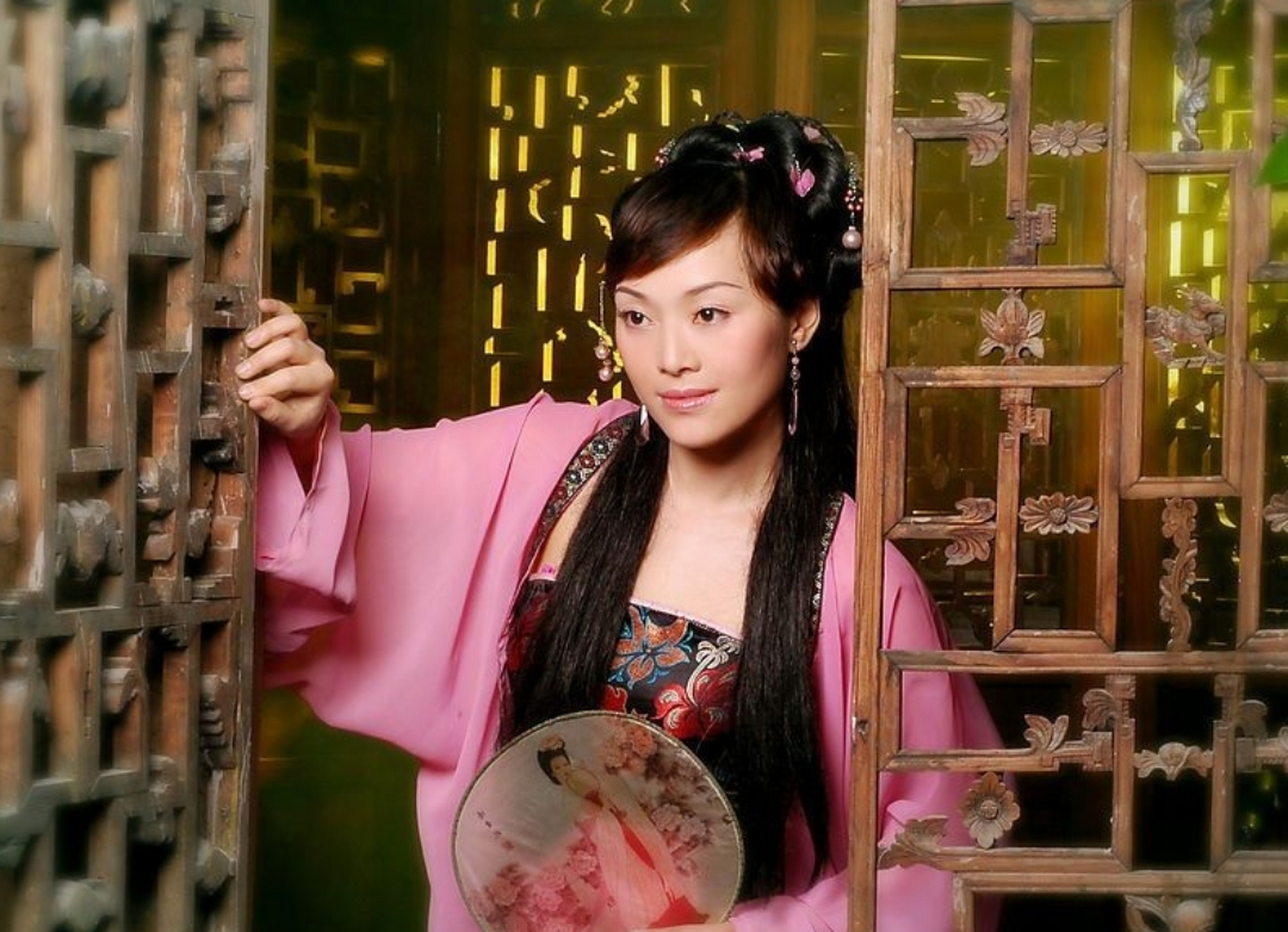 古代,一个美艳少妇和一个血气方刚的小伙同在庙里躲雨,妇人看男子长得