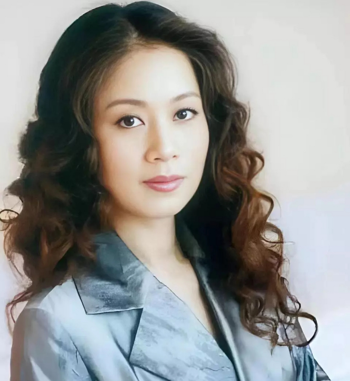 1992年,余秋雨二婚娶了小16岁的女明星马兰.