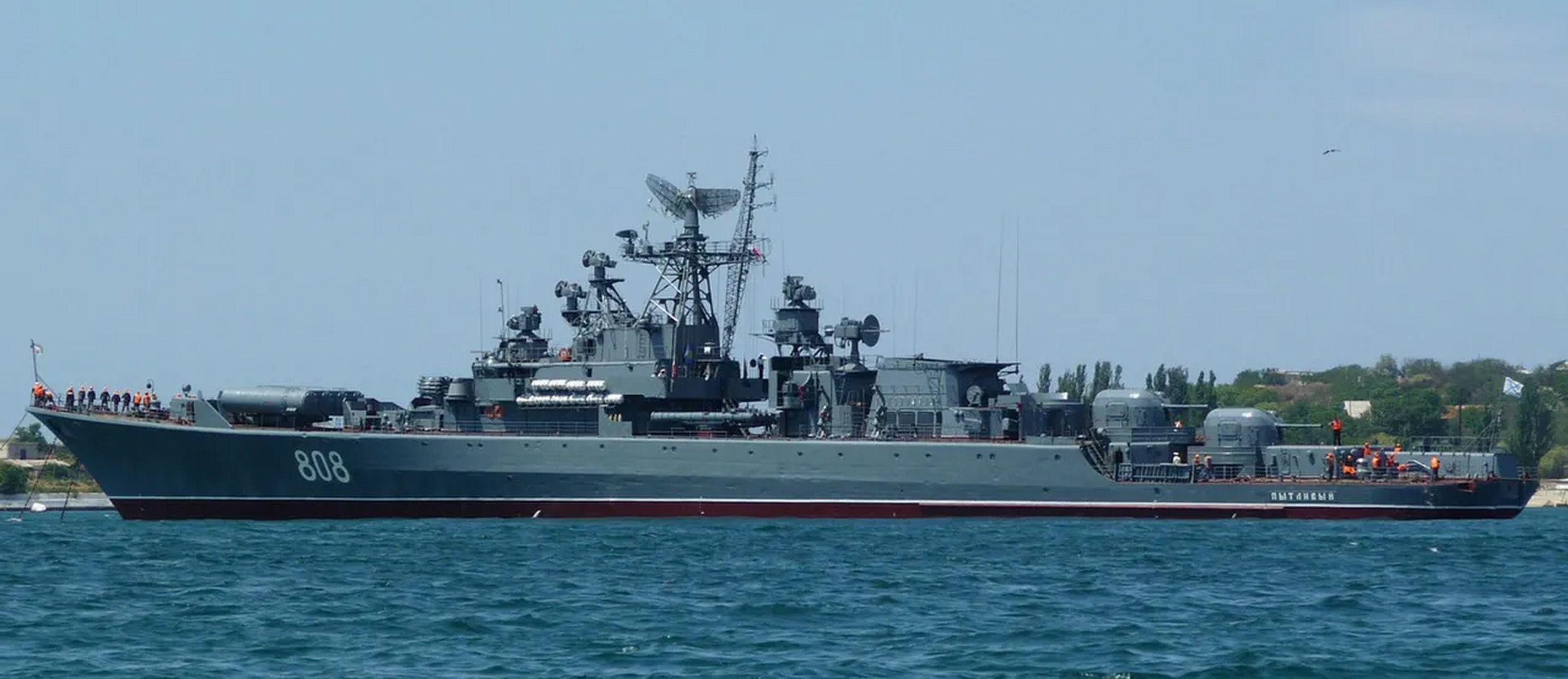 1975年11月8日晚上,刚服役不久的"警戒"号驱逐舰,正静静地停泊在苏联