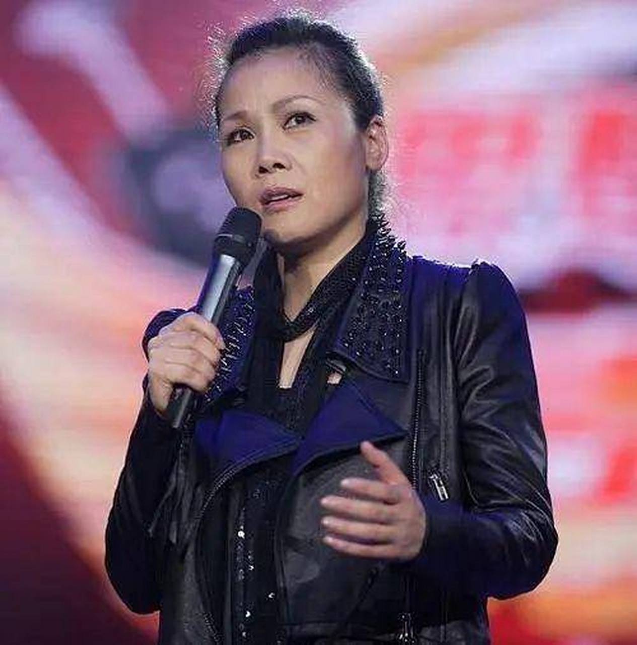 2000年,田震与张卫宁相恋9年,张卫宁高调求婚,但田震却拒绝了,她犹豫