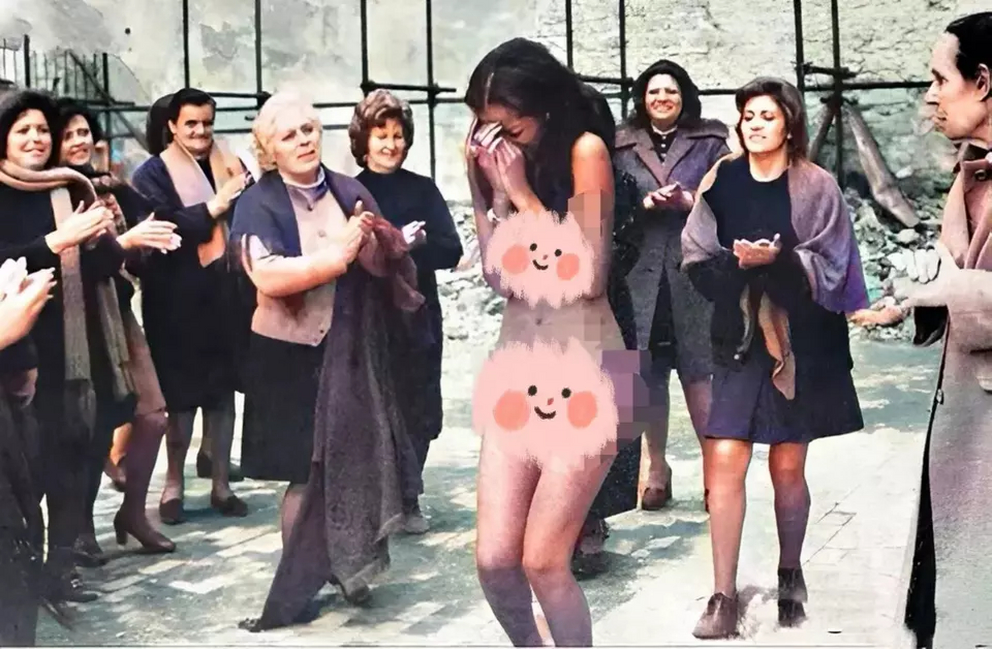 简直是辣眼睛,在法国的大街上一名赤身裸体的女子被