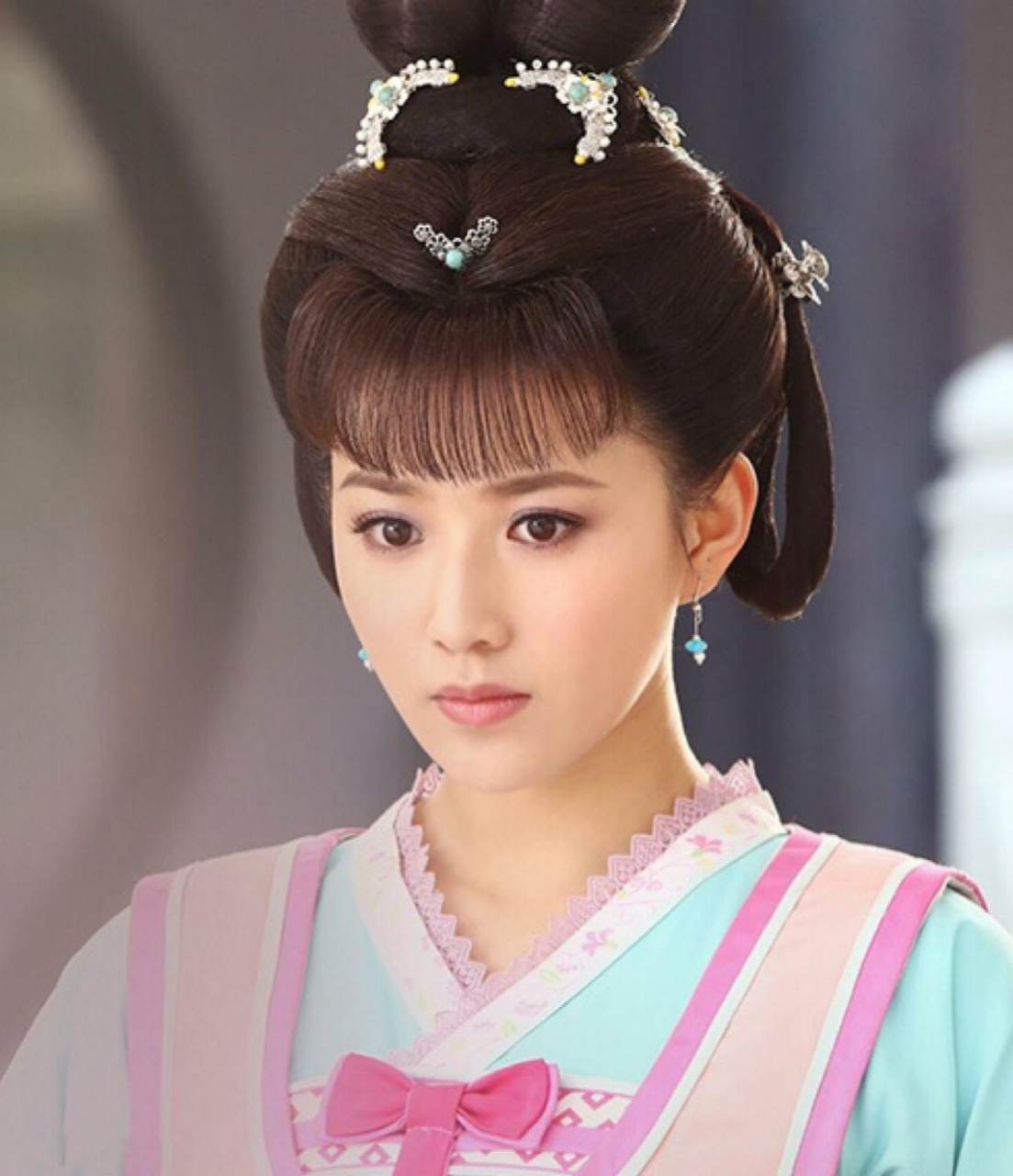 从前,有一个书生在院子里乘凉,见老鹰和布谷鸟在打