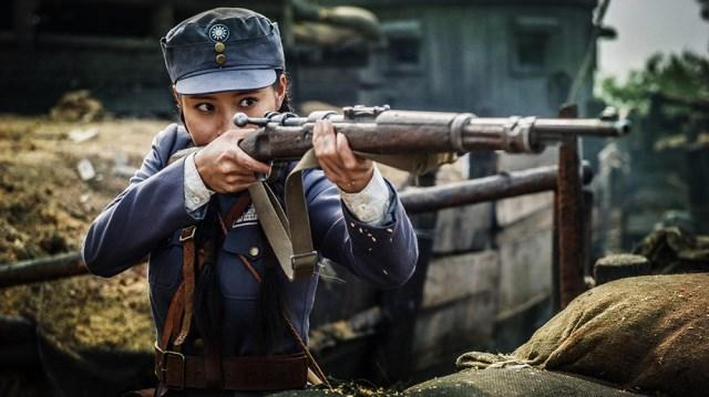 这位年轻勇敢的女兵名叫周晓会,她在牺牲时只有18岁.