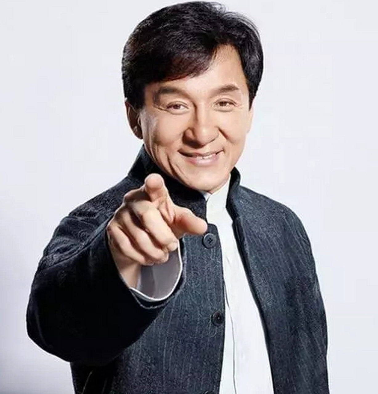 成龙参加一个慈善晚会,他小声对助理说:"捐200万意思一下就可以了吧?