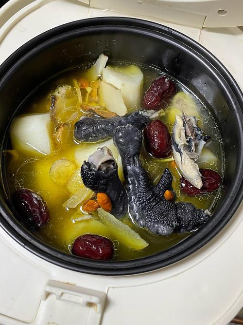 乌鸡本身富含蛋白质,铁元素和氨基酸,搭配温润食材慢炖,既能保留营养