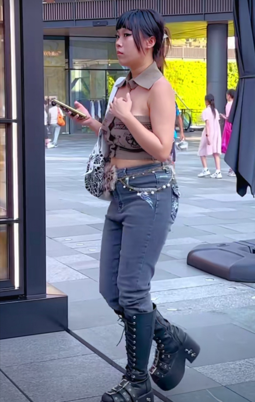 霸气侧漏的微胖小姐姐[得意][得意]