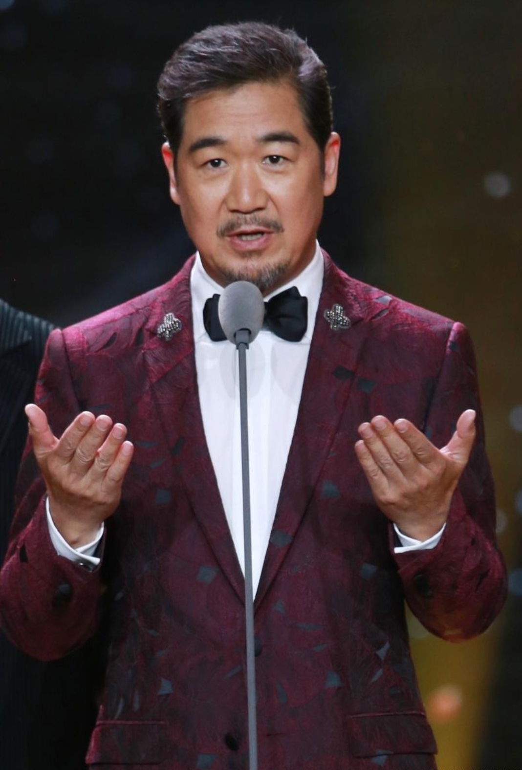 张国立自导自演《康熙微服私访记》曾引热议,如今他在养病期间仍研读