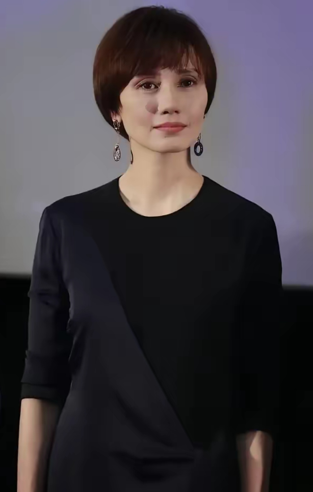 深眼窝,大鼻子.简直是欣赏不了