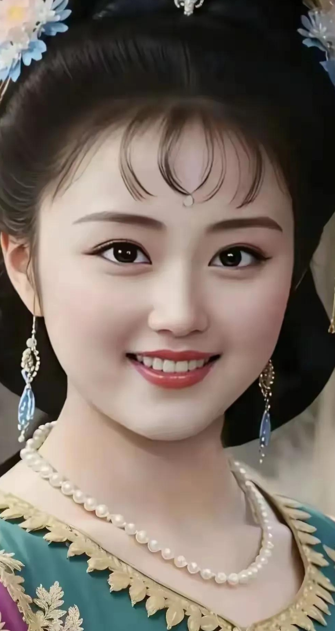 面如满月,肤白体丰的绝色佳人