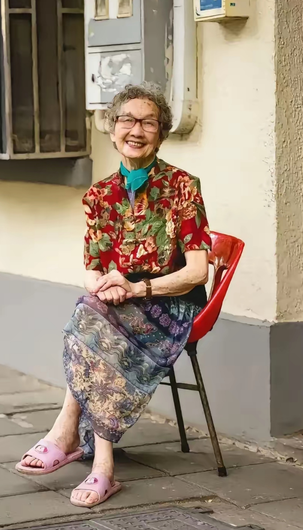 可这位老奶奶一身大花衣服看上去优雅端庄,给人的感觉真是最美不过