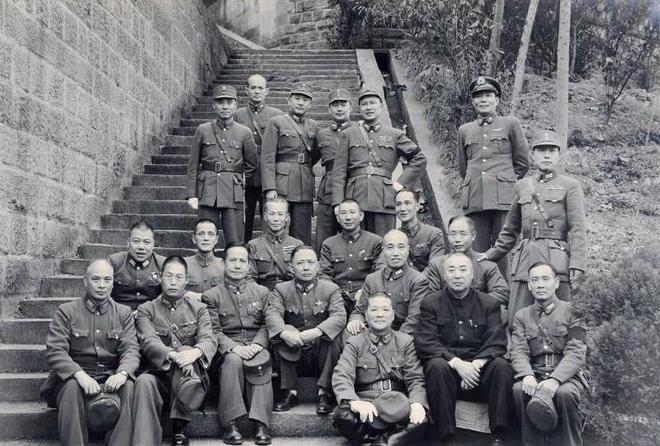 关麟征,黄埔一期的,还是杜聿明的同乡和长官.但人家比阿杜聪明多了.