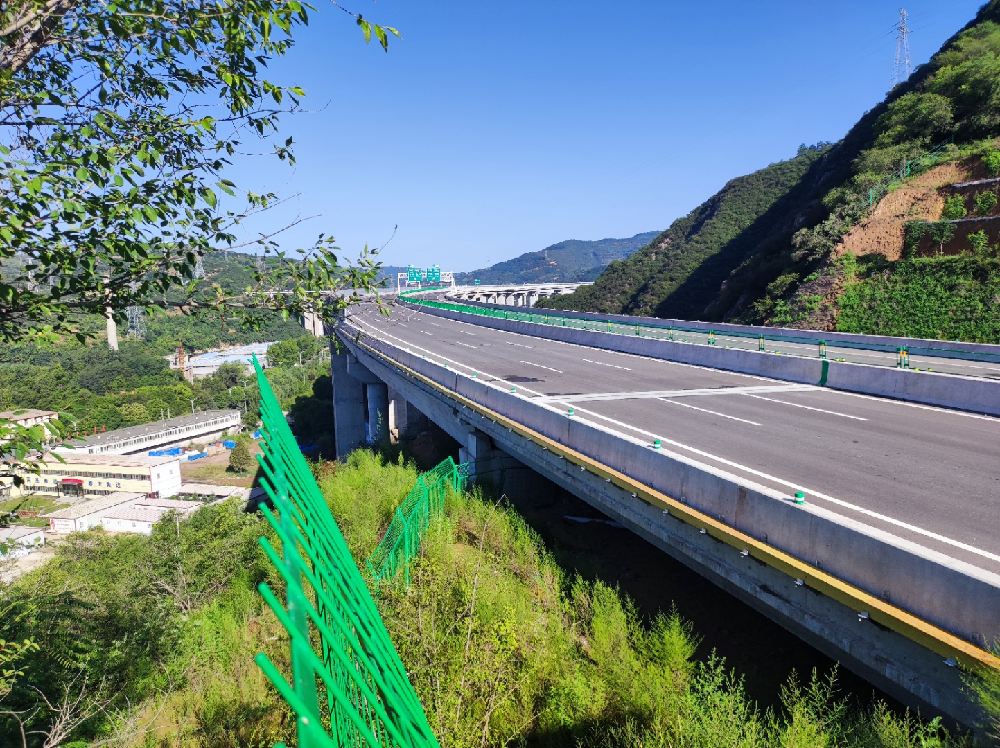 这是去十二刚新修的由西起华亭东到灵台幻高速公路西部华亭石堡子村