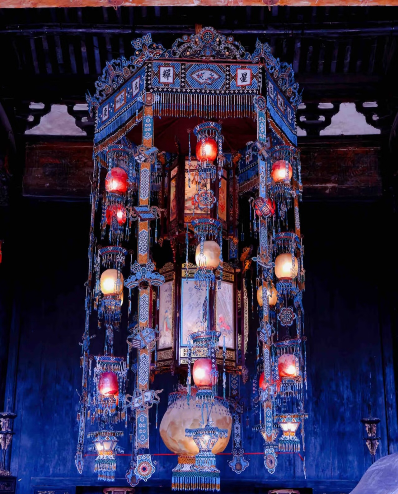 精美的工艺和丰富的文化内涵,像外层小珠子精心串成各种古代吉祥神鸟