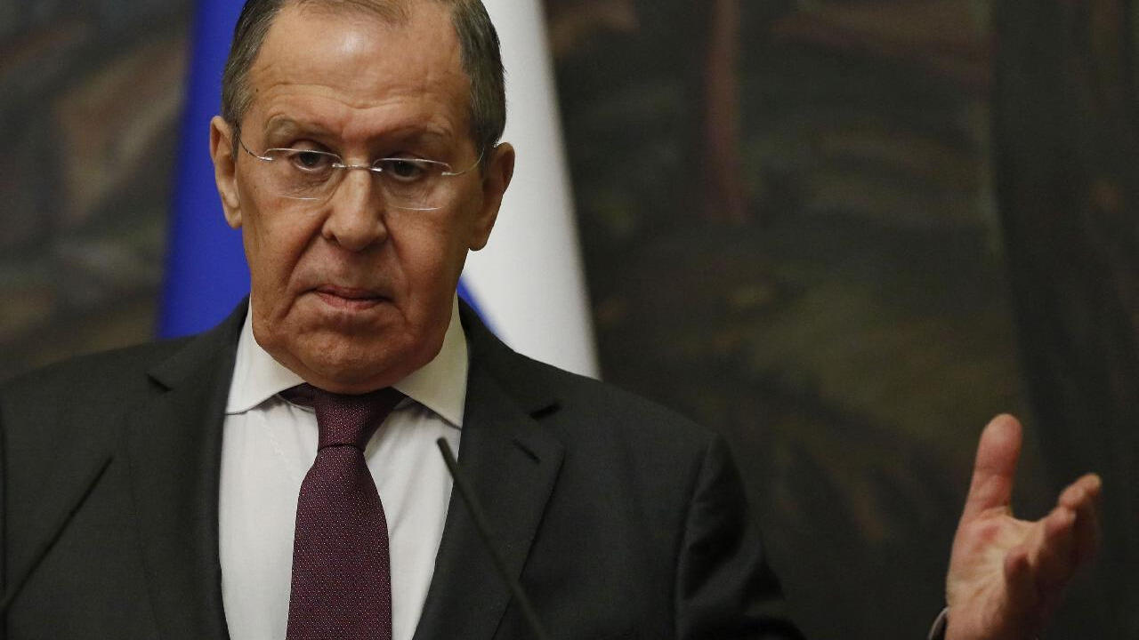 5月27日,爱沙尼亚总统阿拉尔·卡里斯公开宣称,要"让俄罗斯下跪",称