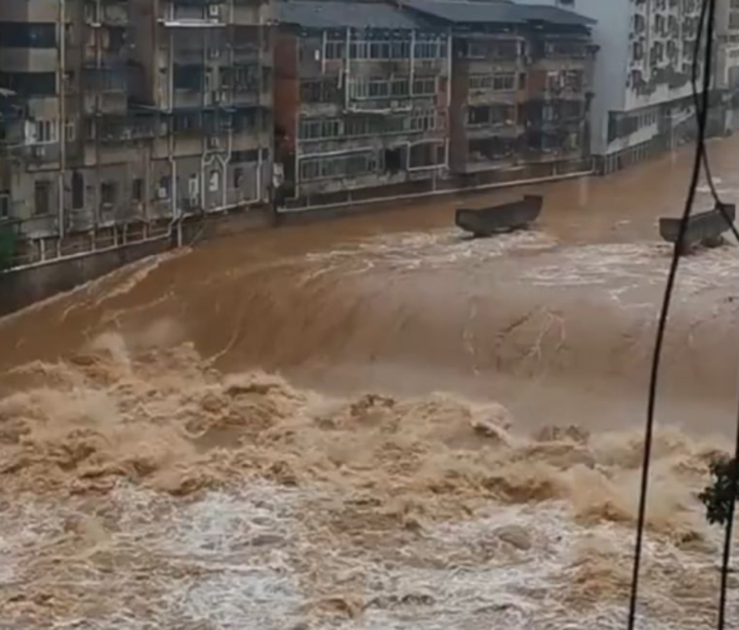 四川雅安暴雨已致 8 人遇难,令人心痛!