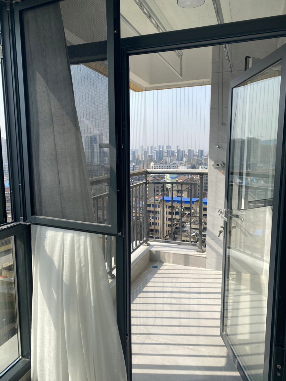 04阳台封一半行不行?