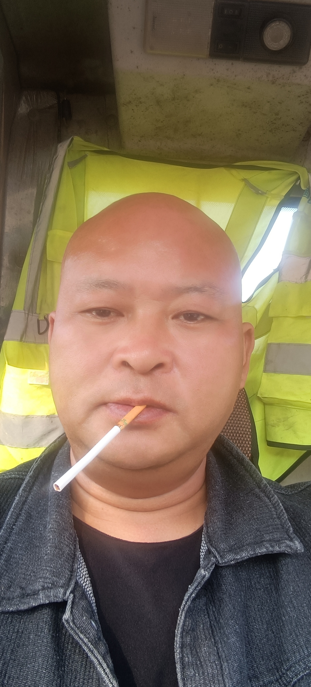 他们从小一起长大,共同经历了无数的欢笑与泪水