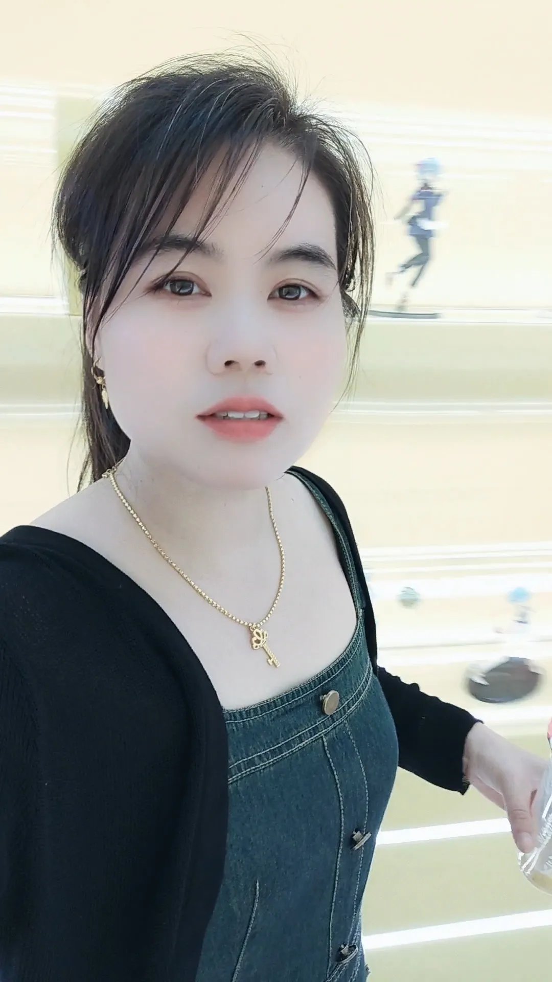 女人一旦离开男人的滋润 一下子就变老了 昨天遇到很久没见的闺蜜 一