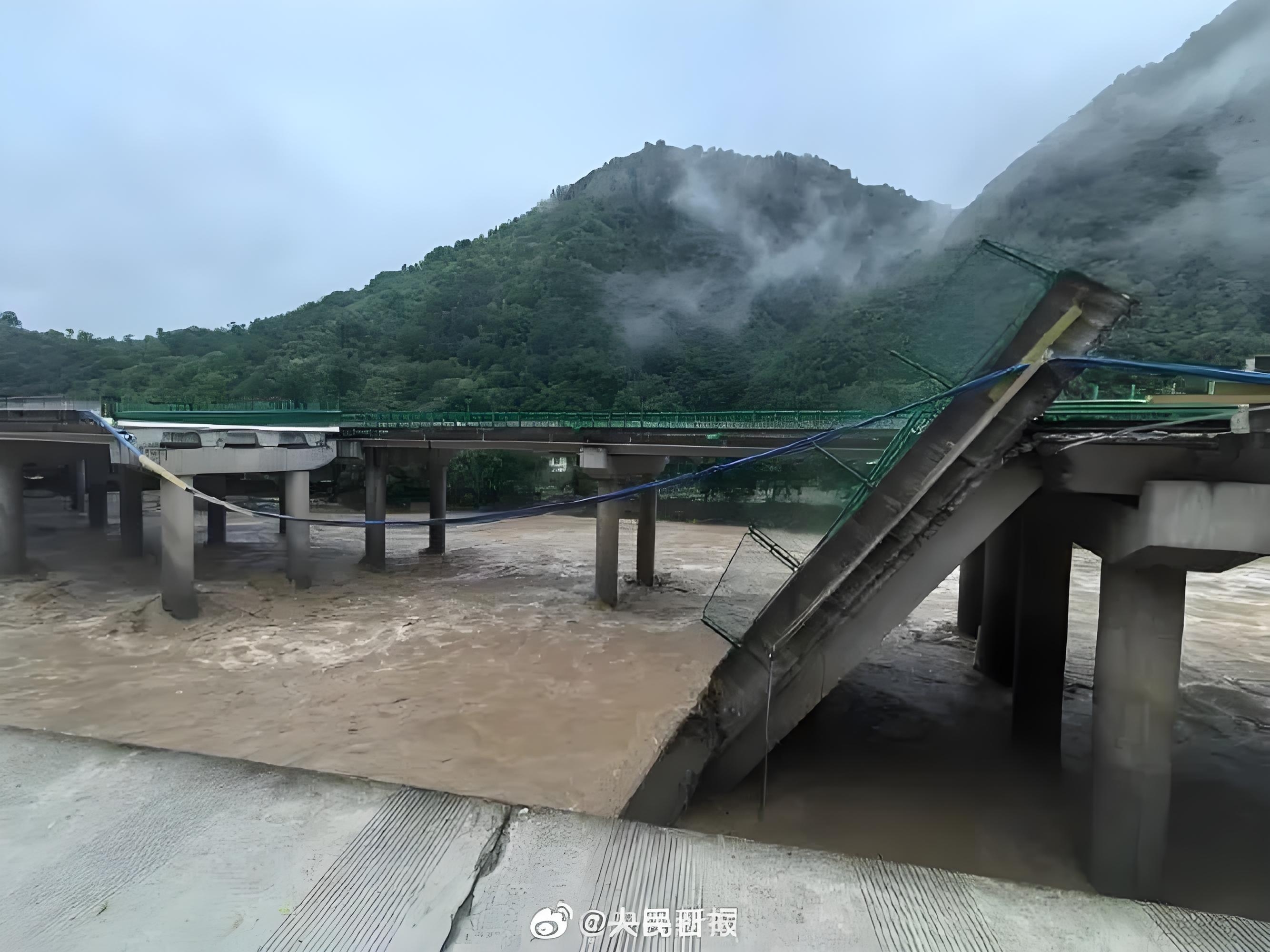 陕西大桥垮塌仍有20车30余人失联 惊闻陕西发生的大桥垮塌事件,情况极