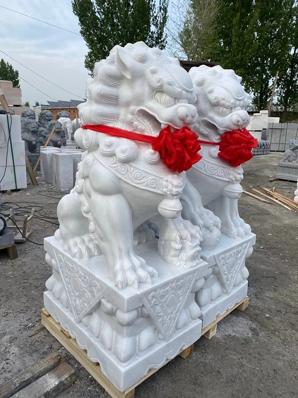 汉白玉,青石狮子