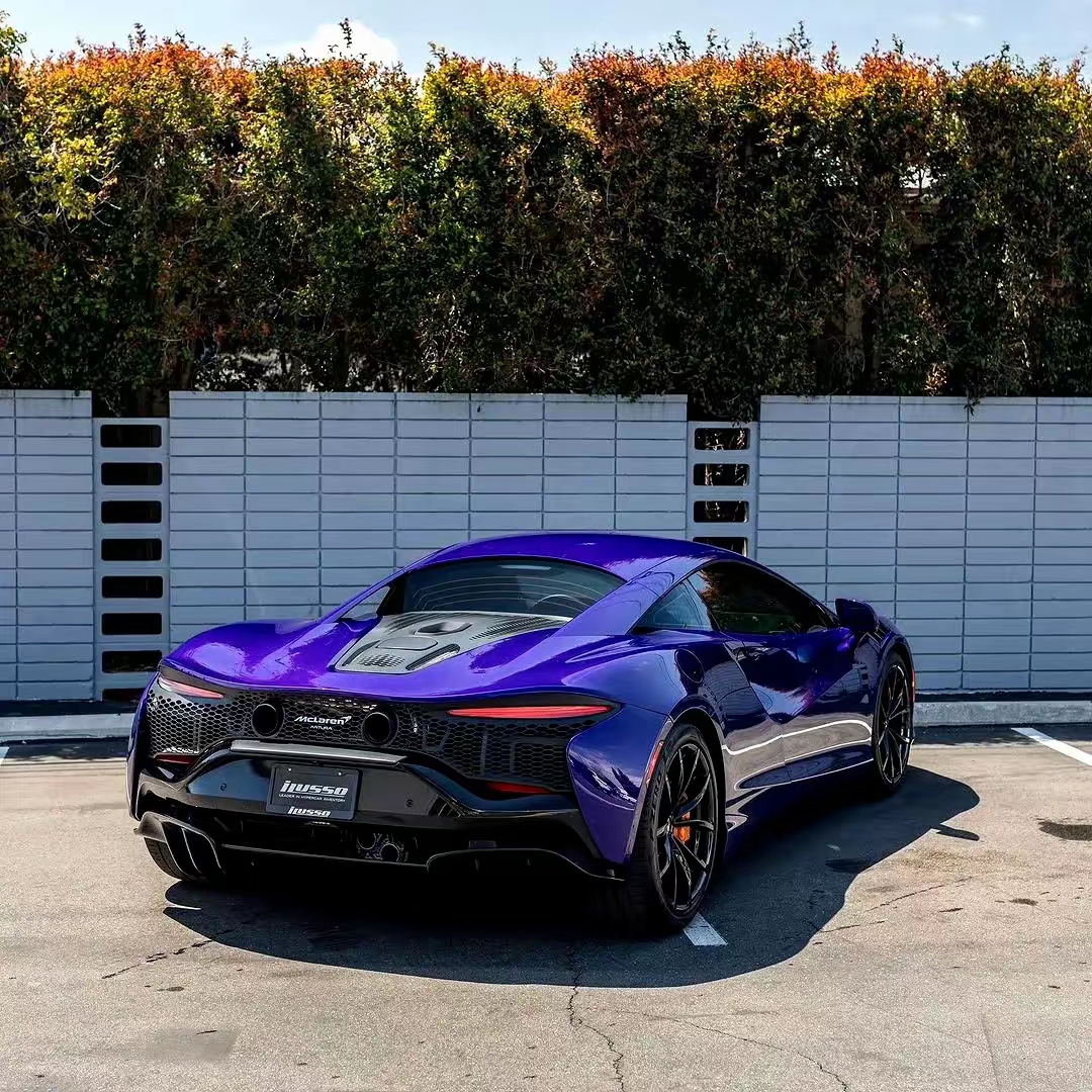 流线型的车身设计,仿佛风都能为它让路9215,宽大的轮毂更是增添了