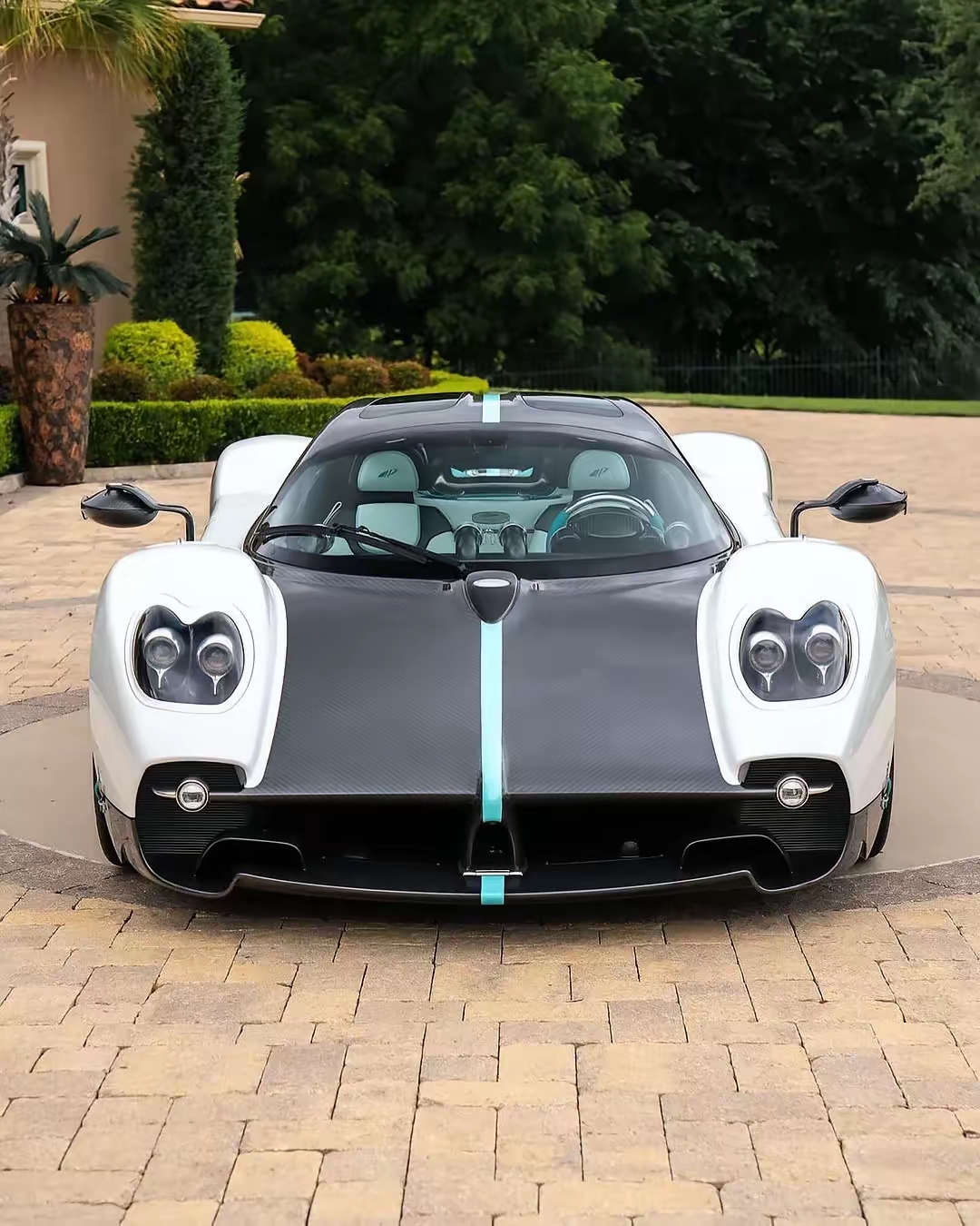 这辆跑车真是炫酷到不行!