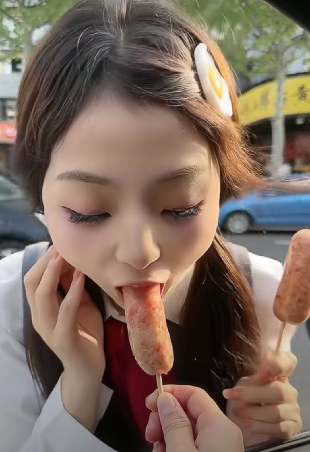 一口咬下香肠,那满足的表情仿佛在说:"这就是生活的滋味!"