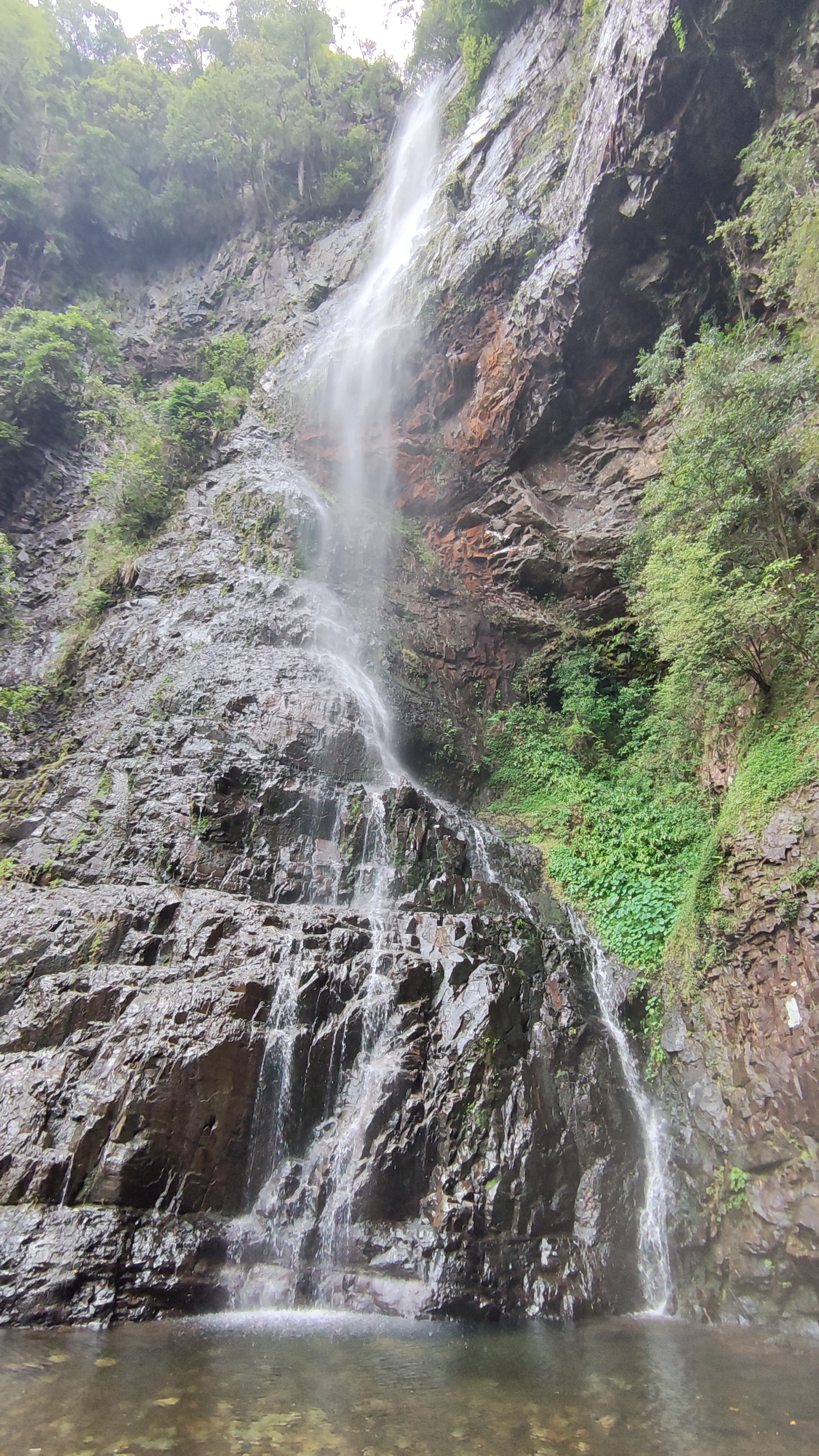 徒步旅游 乌蛇岛瀑布在新罗区苏坂乡云潭村的一座大山里,距离龙岩