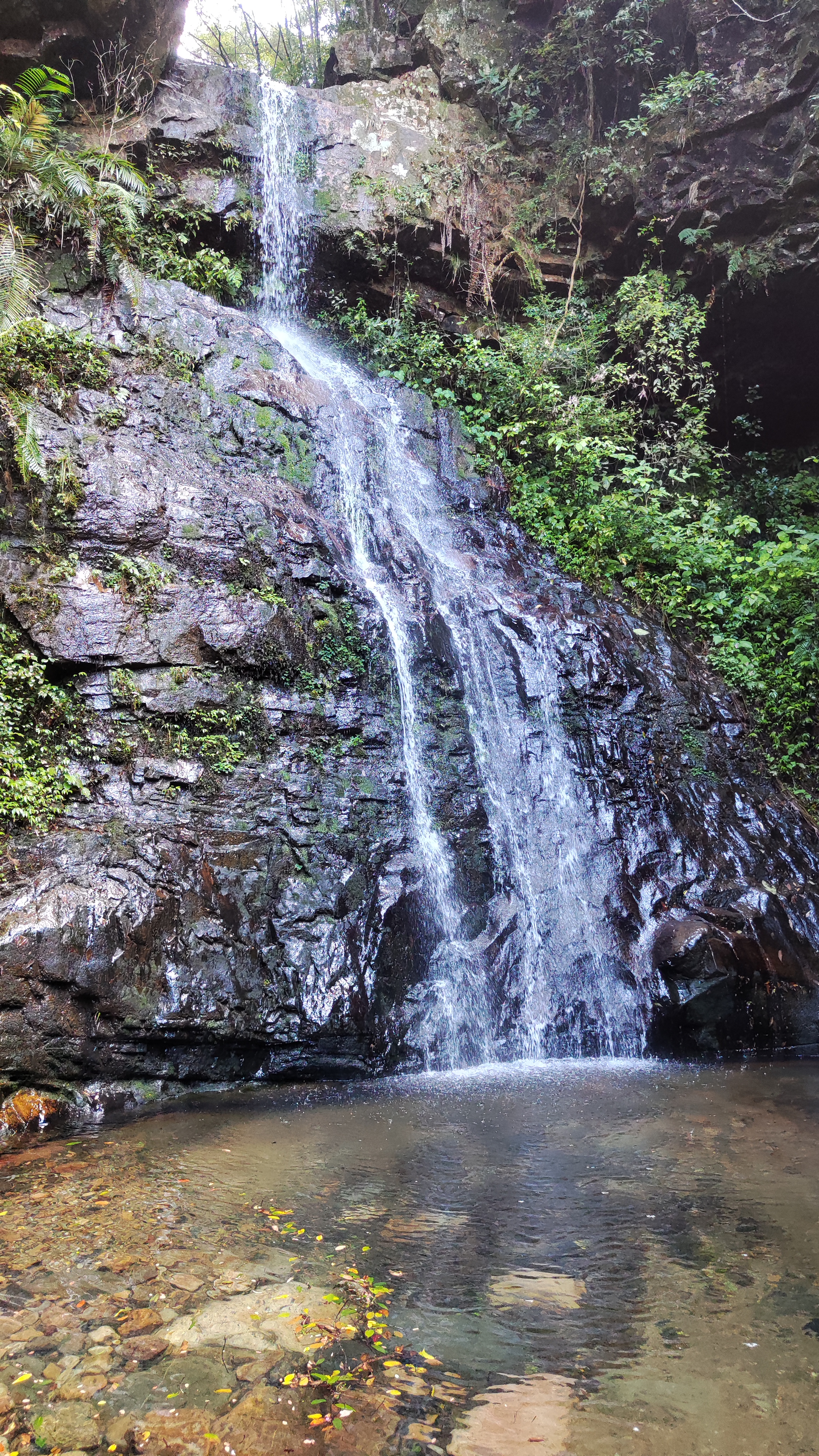 徒步旅游 乌蛇岛瀑布在新罗区苏坂乡云潭村的一座大山里,距离龙岩