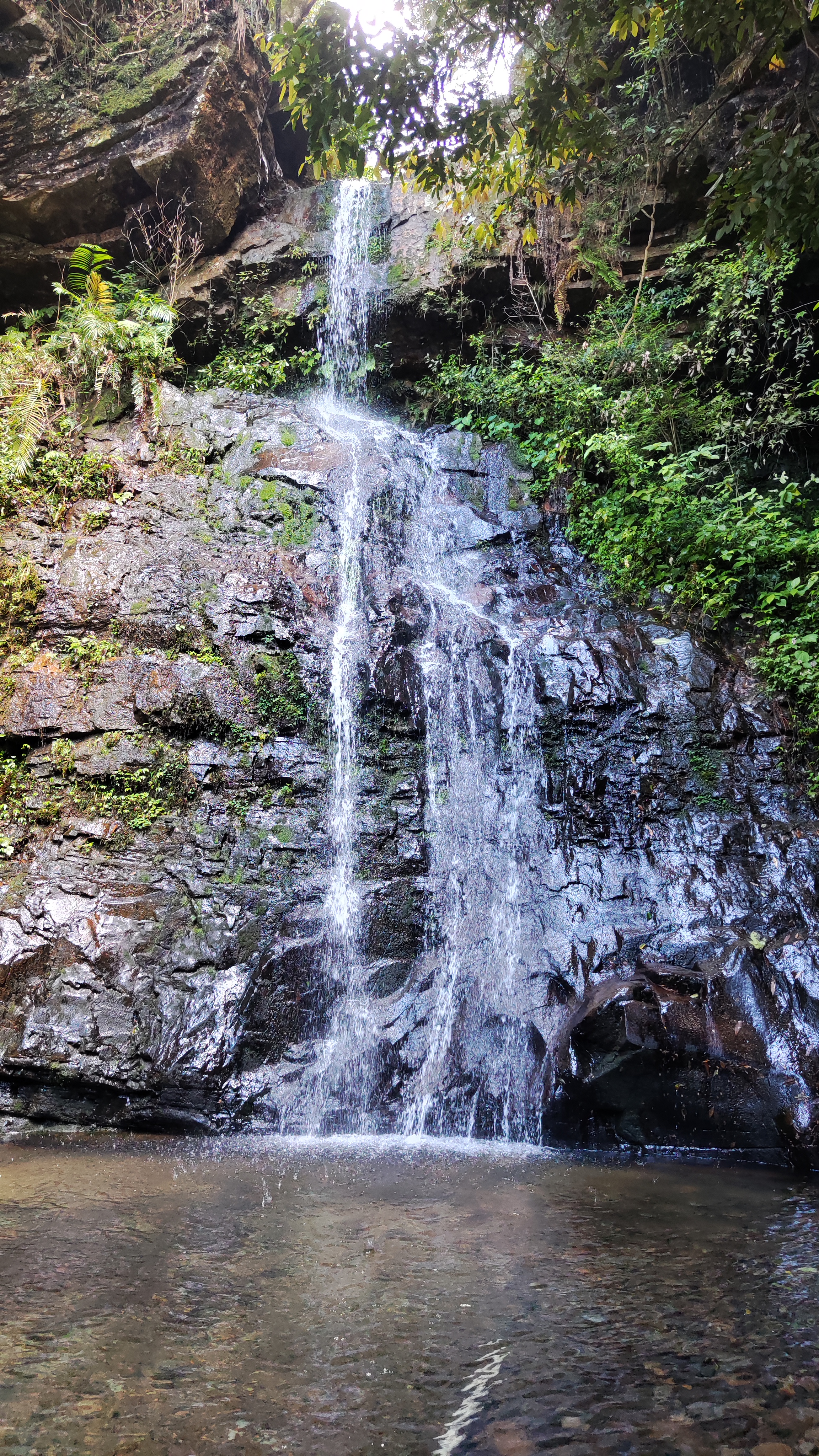 徒步旅游 乌蛇岛瀑布在新罗区苏坂乡云潭村的一座大山里,距离龙岩