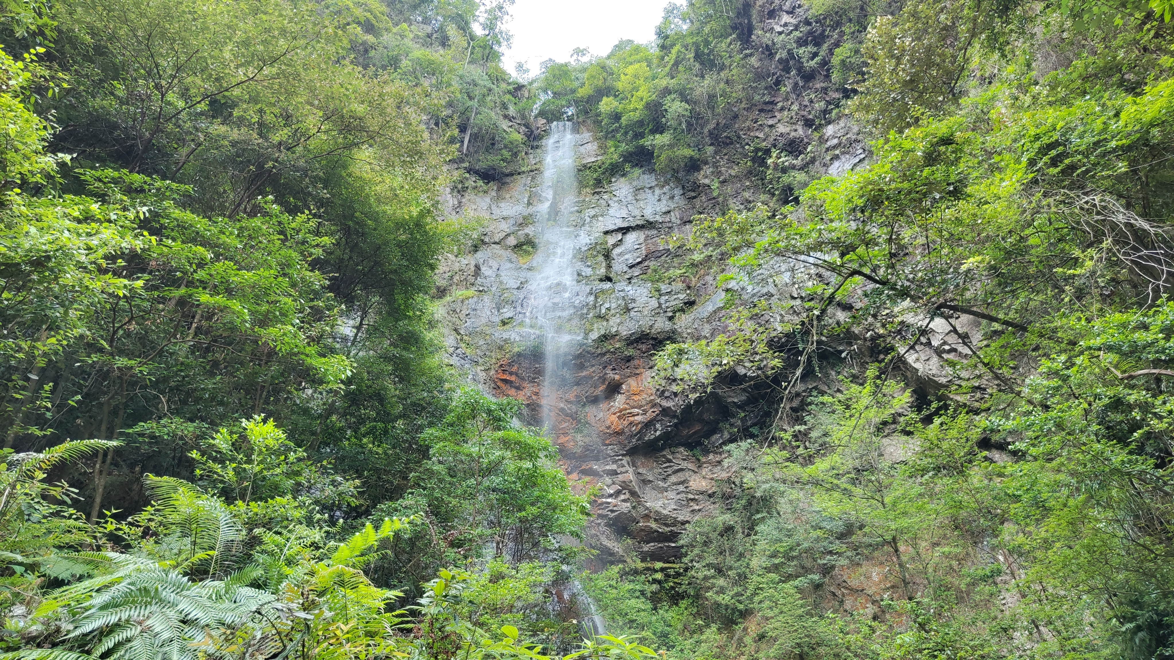 徒步旅游 乌蛇岛瀑布在新罗区苏坂乡云潭村的一座大山里,距离龙岩