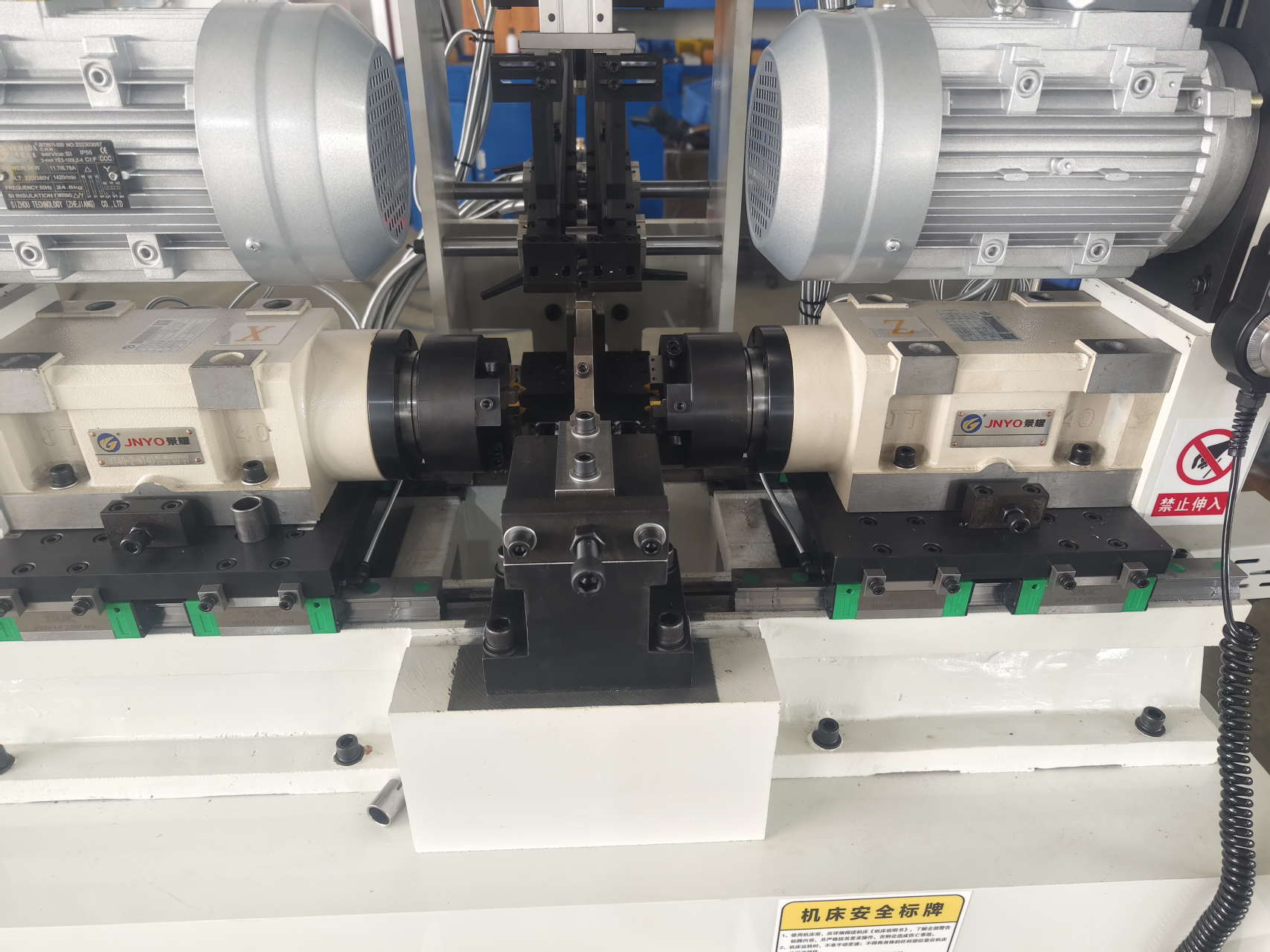 双头倒角机的刀盘经过特殊化设计,刀片规格化,调整刀具简易快速,对管